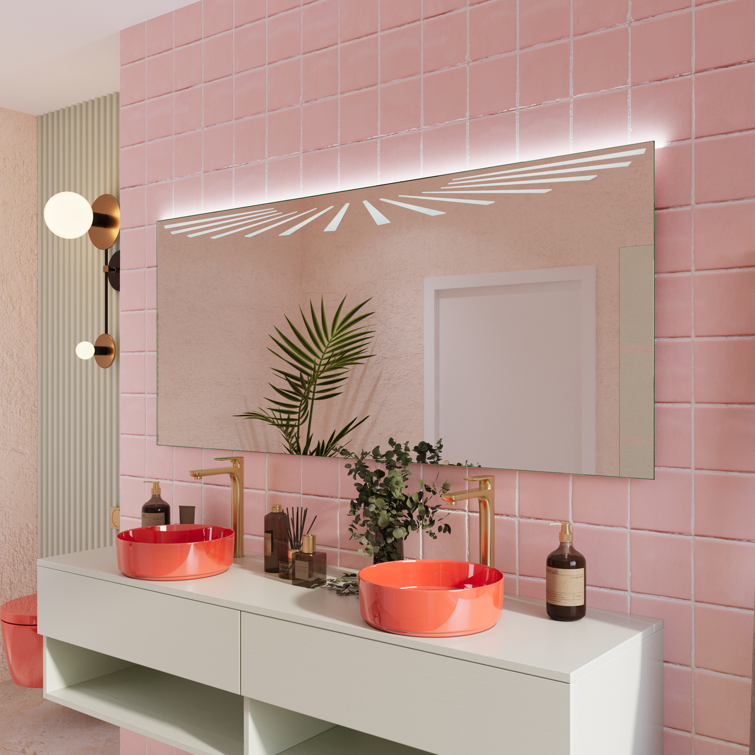 Badspiegel Modell Redon aus seitlichem Blickwinkel mit eingeschalteter LED-Beleuchtung und grafischem Linienmuster, über Doppelwaschtisch mit roten Aufsatzbecken vor rosafarbener Fliesenwand.