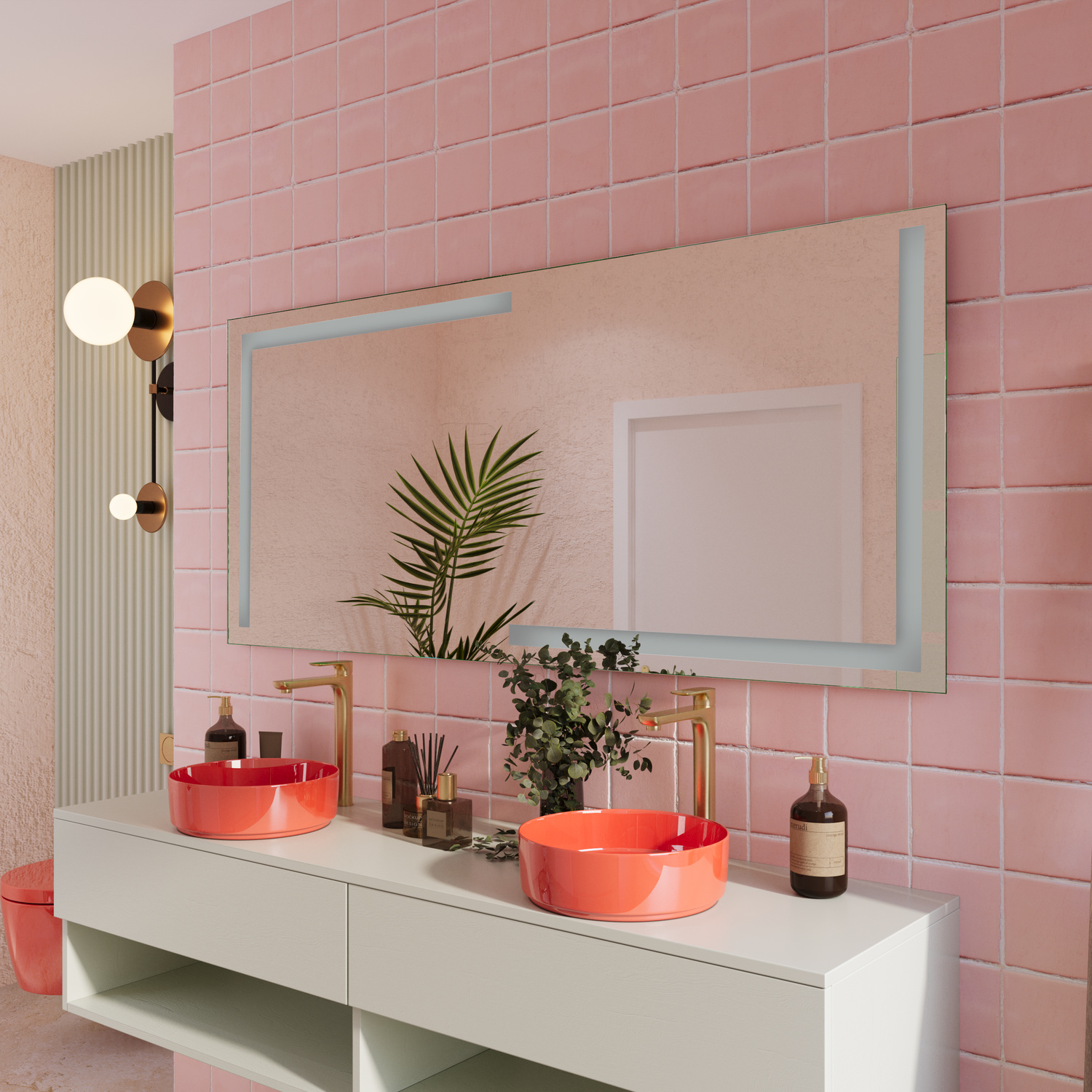 COSENZA LED-Badspiegel mit ausgeschalteter Beleuchtung, 1500x1500 mm, silberner Rahmen, Seitenansicht über weißem Waschtisch mit rotem rundem Aufsatzwaschbecken, modernes Bad mit rosa Fliesenwand, goldener Wandleuchte und Pflanzen