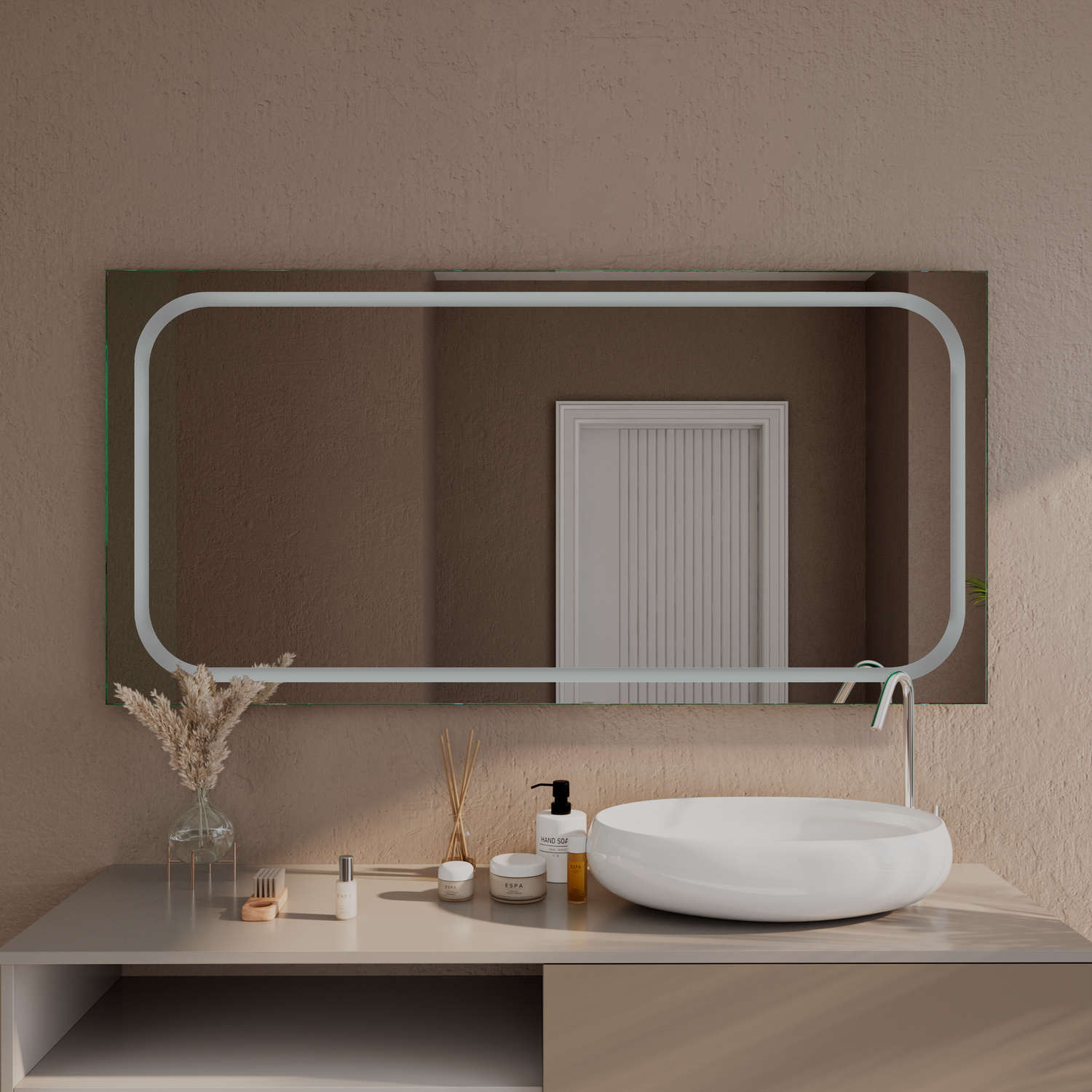 MARSALA Badspiegel ohne Beleuchtung, 1500x1500 mm, ausgeschaltete LED-Rahmenbeleuchtung mit abgerundeten Ecken, über weißem ovalem Waschbecken auf hellem Waschtisch, dunkelbraune Wand, moderne Vase mit Pampasgras, elegantes Baddesign