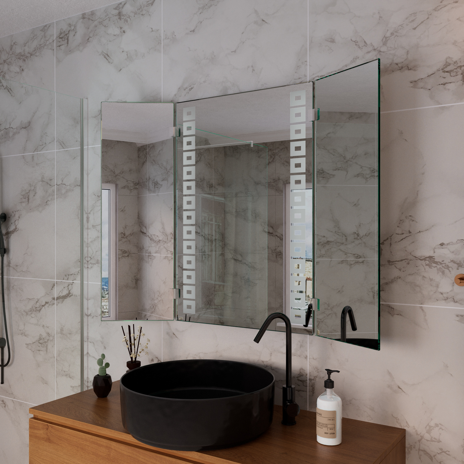 Valencas Badspiegel mit seitlichen Flügeln und ausgeschalteter LED-Beleuchtung, 1500x1500 mm, Seitenansicht, über schwarzem rundem Aufsatzwaschbecken auf Holzwaschtisch, modernes Bad mit Marmoroptik-Fliesen und schwarzen Akzenten