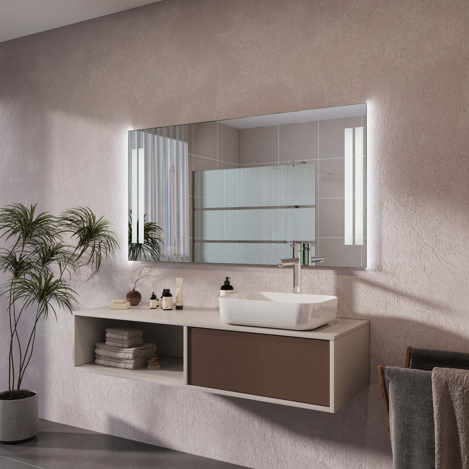 Cala Millor rechteckiger LED-Badspiegel mit eingeschalteten warmweißen vertikalen Lichtstreifen, 1500x1500 mm, über weißem Aufsatzwaschbecken auf Waschtisch mit Regalfach und Schublade, modernes Bad mit Pflanzen