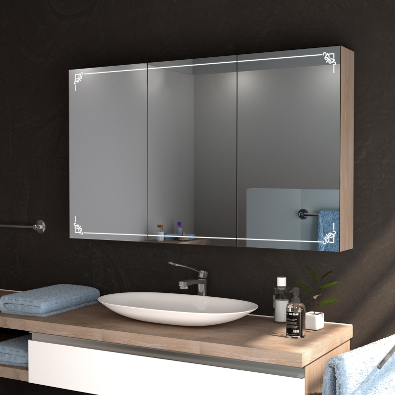 ALTA Spiegelschrank 3-türig mit Holzrahmen und LED-Eckbeleuchtung eingeschaltet, über Waschtisch mit weißem Aufsatzwaschbecken und schwarzer Armatur, Holzablage, dunkle Fliesen, modernes Bad