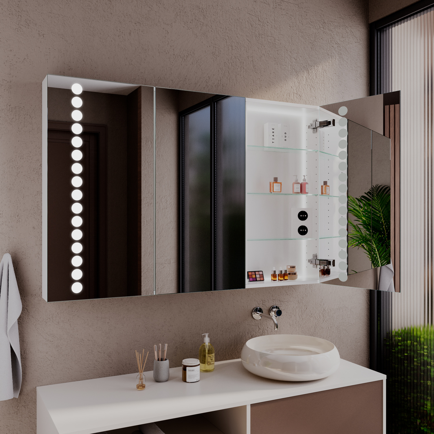 MIAMI LED-Spiegelschrank mit eingeschalteter Beleuchtung, 1500x1500 mm, drei Türen mit vertikalen LED-Lichtstreifen, über weißem Waschtisch mit rundem Aufsatzwaschbecken, beige-rosa Wand, moderne Armaturen, Pflanzen und Accessoires, elegantes Bad