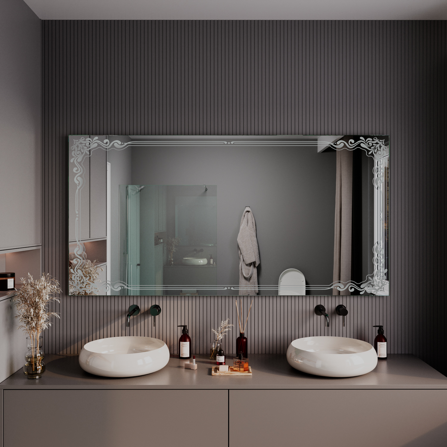 Badspiegel LD407 mit dekorativem Silberrahmen in Nahaufnahme mit ausgeschalteter Beleuchtung über einem Doppelwaschtisch mit runden weißen Aufsatzbecken in einem modernen Badezimmer mit dunkler WandgestaltungRetry