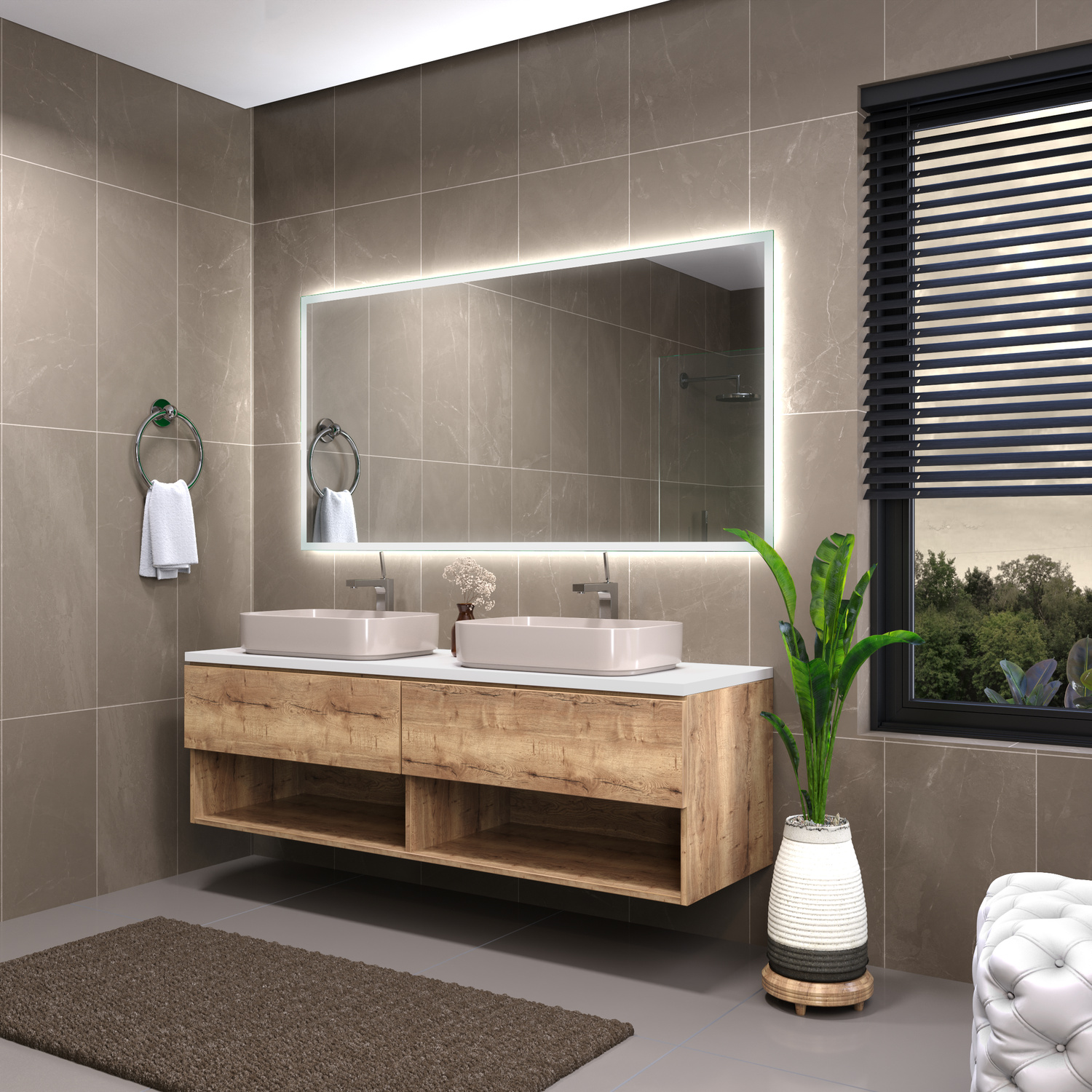 Badspiegel Sete 30 mit eingeschalteter LED-Rahmenbeleuchtung über einem Doppelwaschtisch mit Holzunterschrank in einem geräumigen Badezimmer mit großem Fenster und dunkelgrauen FliesenRetry