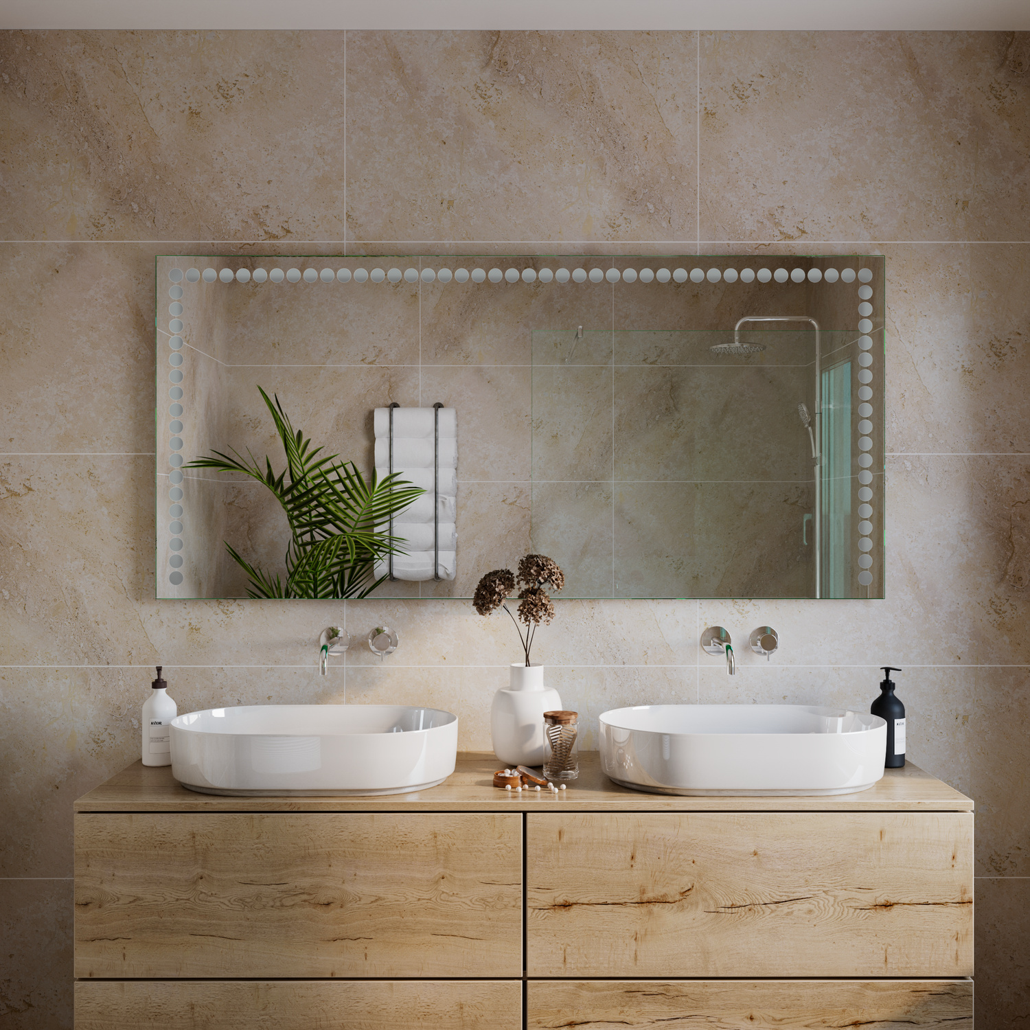 FLERS LED-Badspiegel mit ausgeschalteter Beleuchtung, 1500x1500 mm, LED-Punktbeleuchtung rundum als Rahmen, über Holz-Doppelwaschtisch mit zwei rechteckigen Aufsatzwaschbecken, Wandarmaturen in Bronze, beige Natursteinfliesen, Grünpflanze und Pampasgras