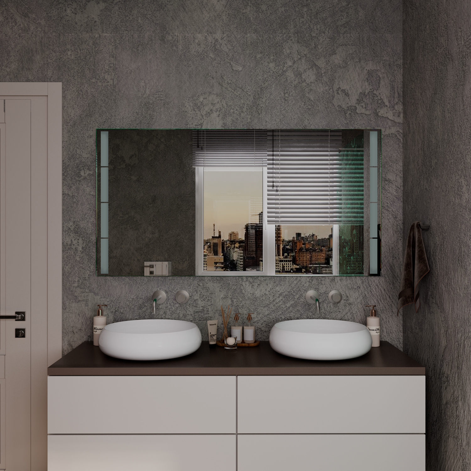 Badspiegel Portals Nous ohne Beleuchtung, schmaler schwarzer Rahmen, über Doppelwaschtisch mit zwei weißen Aufsatzwaschbecken, grauer Marmor-Unterschrank, dunkelgraue Betonwand-Optik, Holztür, minimalistisches Badezimmer