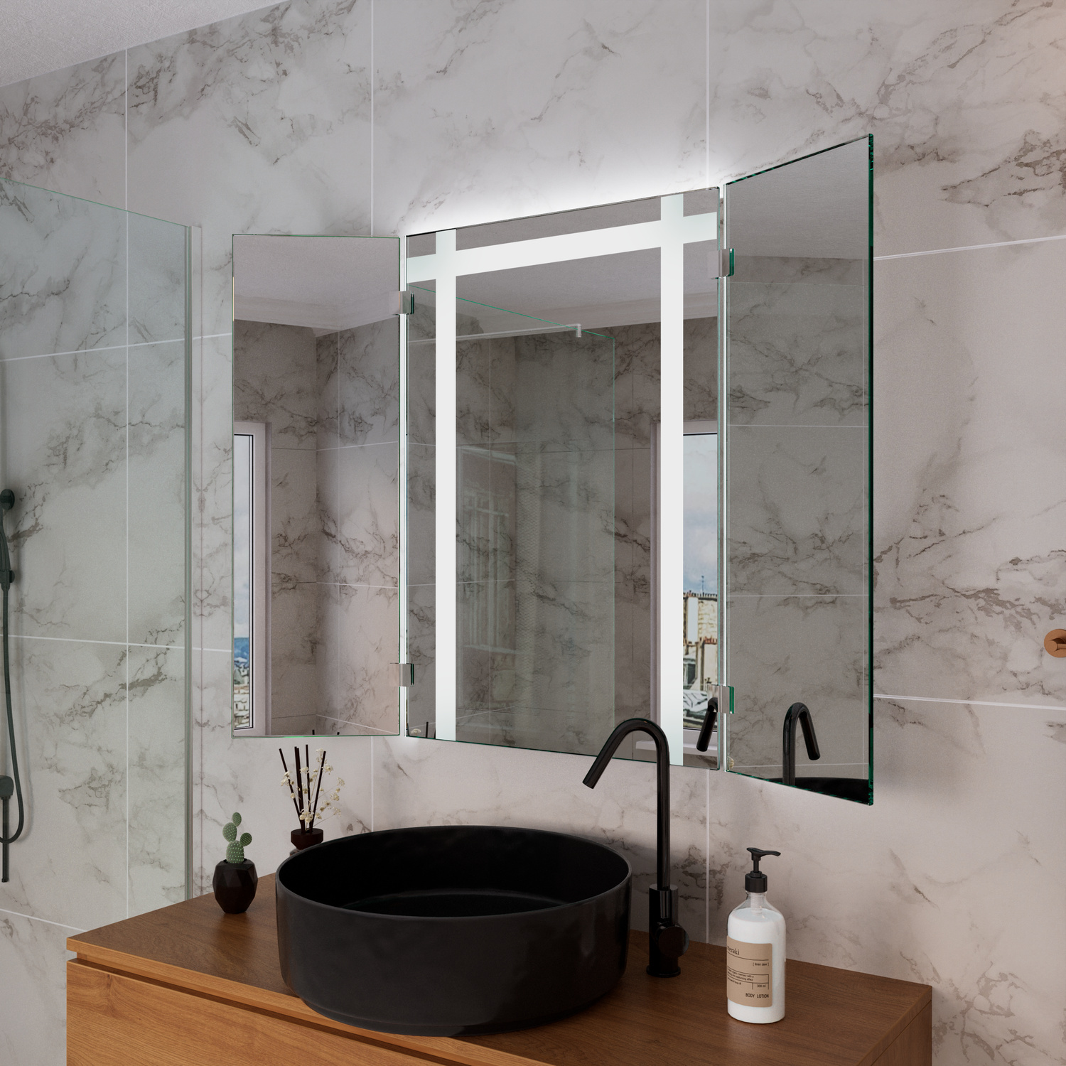 Caracas LED-Badspiegel eingeschaltet, 1500x1500 mm, Seitenansicht mit dreiteiligem Spiegelsystem mit warmweißer oberer und seitlicher LED-Beleuchtung an Marmorwand, schwarzes rundes Aufsatzwaschbecken auf Holzwaschtisch, schwarze Armatur, Pflanze, moderne