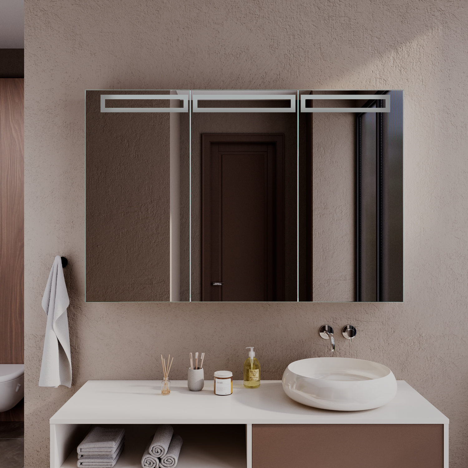 STAVANGER Spiegelschrank mit drei Türen, 1500x1500 mm, Beleuchtung ausgeschaltet, vertikale LED-Streifen sichtbar, über weißem Waschtisch mit rundem Aufsatzwaschbecken, wandmontierte Armatur, modernes Bad mit beiger Wand, offenes Regalfach im Waschtisch