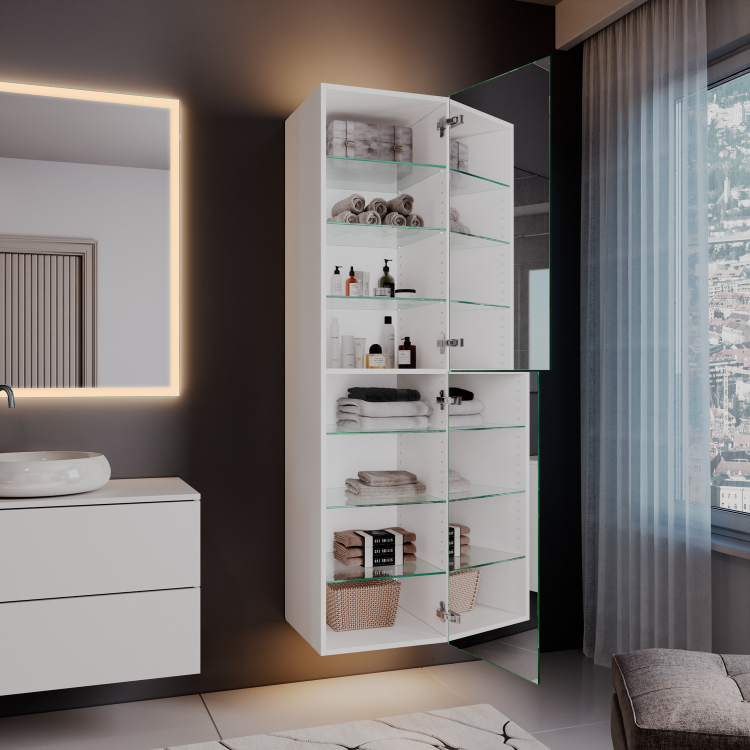 Geöffneter wandhängender Bad-Hochschrank mit vollflächiger Spiegeltür, höhenverstellbaren ESG-Glasböden und großzügigem Stauraum für Kosmetik, Pflegeprodukte und Handtücher