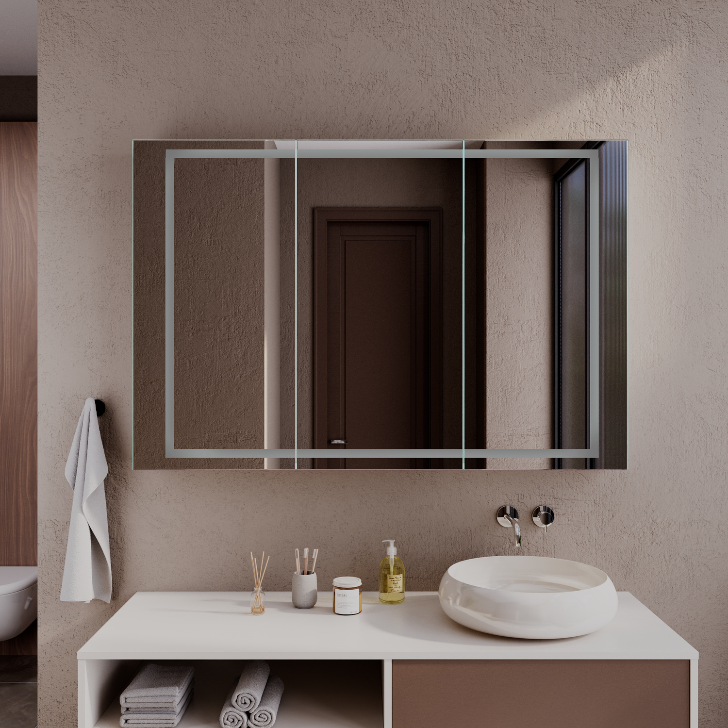 MELLE Spiegelschrank mit drei geschlossenen Spiegeltüren und ausgeschalteter Beleuchtung, 1500x1500 mm, nahe Ansicht, über weißem Aufsatzwaschbecken auf Waschtisch mit offenem Regalfach, modernes Bad in Taupe-Tönen