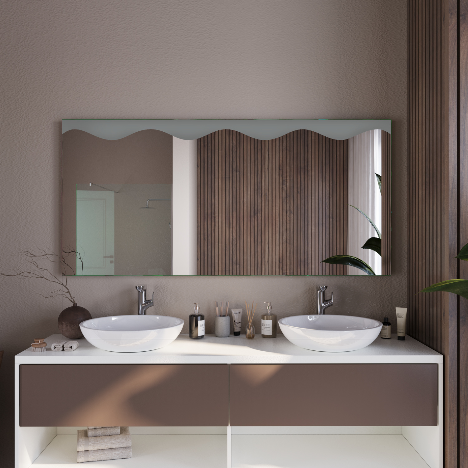 Wandspiegel Vannes mit seitlichen LED-Leisten ausgeschaltet, montiert über Doppelwaschtisch mit zwei weißen Aufsatzwaschbecken, beige Unterschrank, geriffelte Holzwand, modernes Doppelbadezimmer, minimalistisches Design