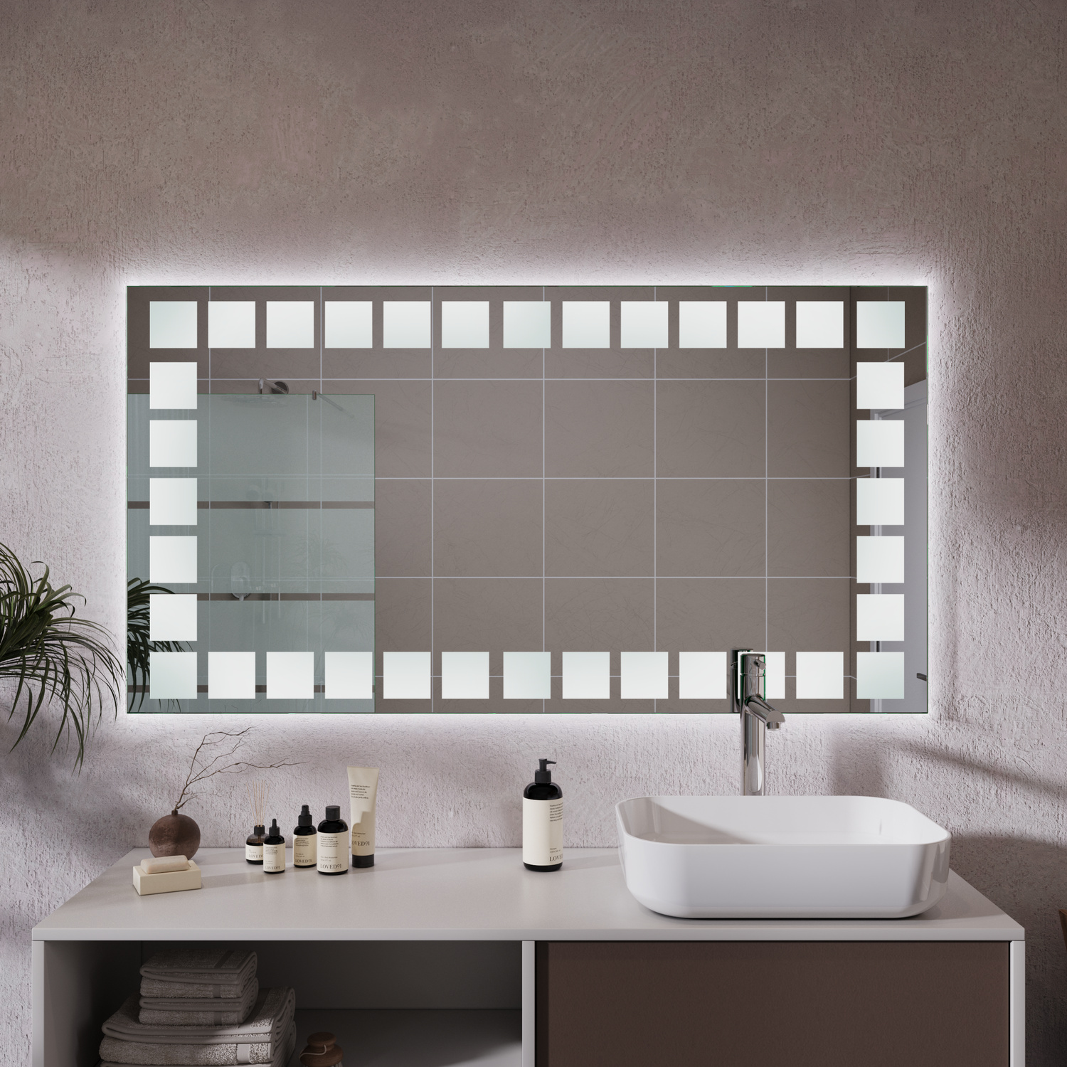 LA SPEZIA Badspiegel mit eingeschalteter LED-Beleuchtung, 1500x1500 mm, warmweißer Lichtrahmen mit quadratischen Elementen leuchtend, über weißem rechteckigem Waschbecken auf hellem Waschtisch, graue Wand, offene Regale, Pflanze, modernes Bad