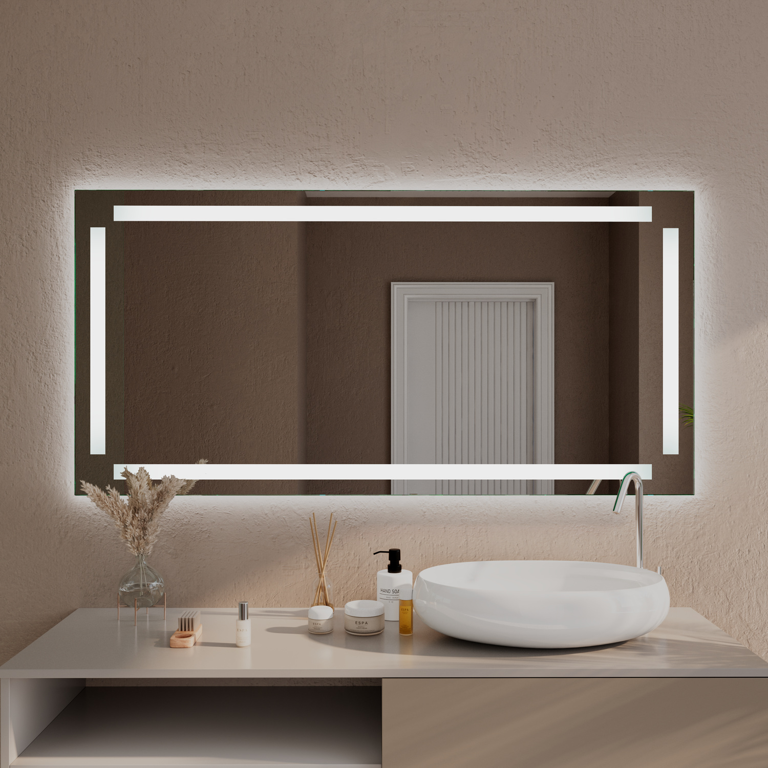 PISTOIA LED-Badspiegel mit eingeschalteter Beleuchtung, 1500x1500 mm, leuchtender warmweißer umlaufender Rahmen, über Waschtisch in Betonoptik mit weißem ovalen Aufsatzwaschbecken, Dekoration mit Vase und Flakons, modernes Bad mit brauner Wandfarbe