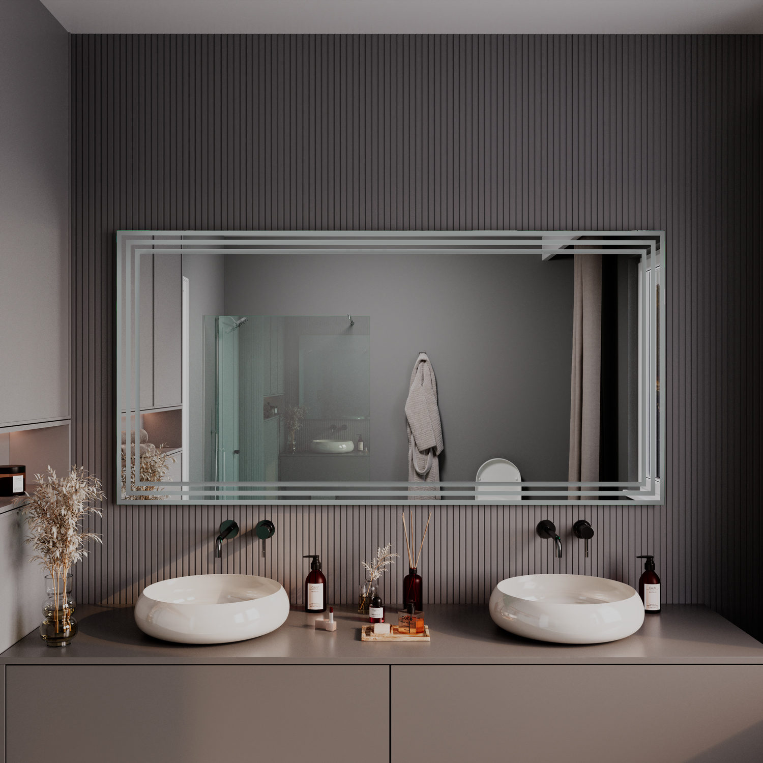 CROTONE rechteckiger LED-Badspiegel mit ausgeschalteter Beleuchtung, 1500x1500 mm, über taupefarbenem Doppelwaschtisch mit zwei weißen ovalen Aufsatzwaschbecken, dunkle gerillte Wand, schwarze Armaturen, elegantes Bad mit Duschbereich, Frontalansicht