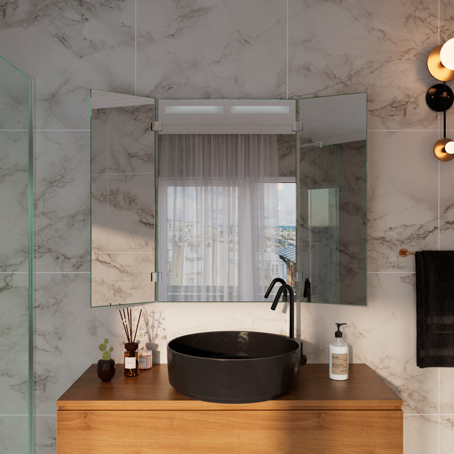 Tretsim Badspiegel mit ausgeschalteter LED-Beleuchtung, 1500x1500 mm, horizontale Lichtleiste oben erkennbar, über schwarzem rundem Aufsatzwaschbecken auf Holzwaschtisch, elegantes Bad mit Marmoroptik-Fliesen und goldenen Pendelleuchten