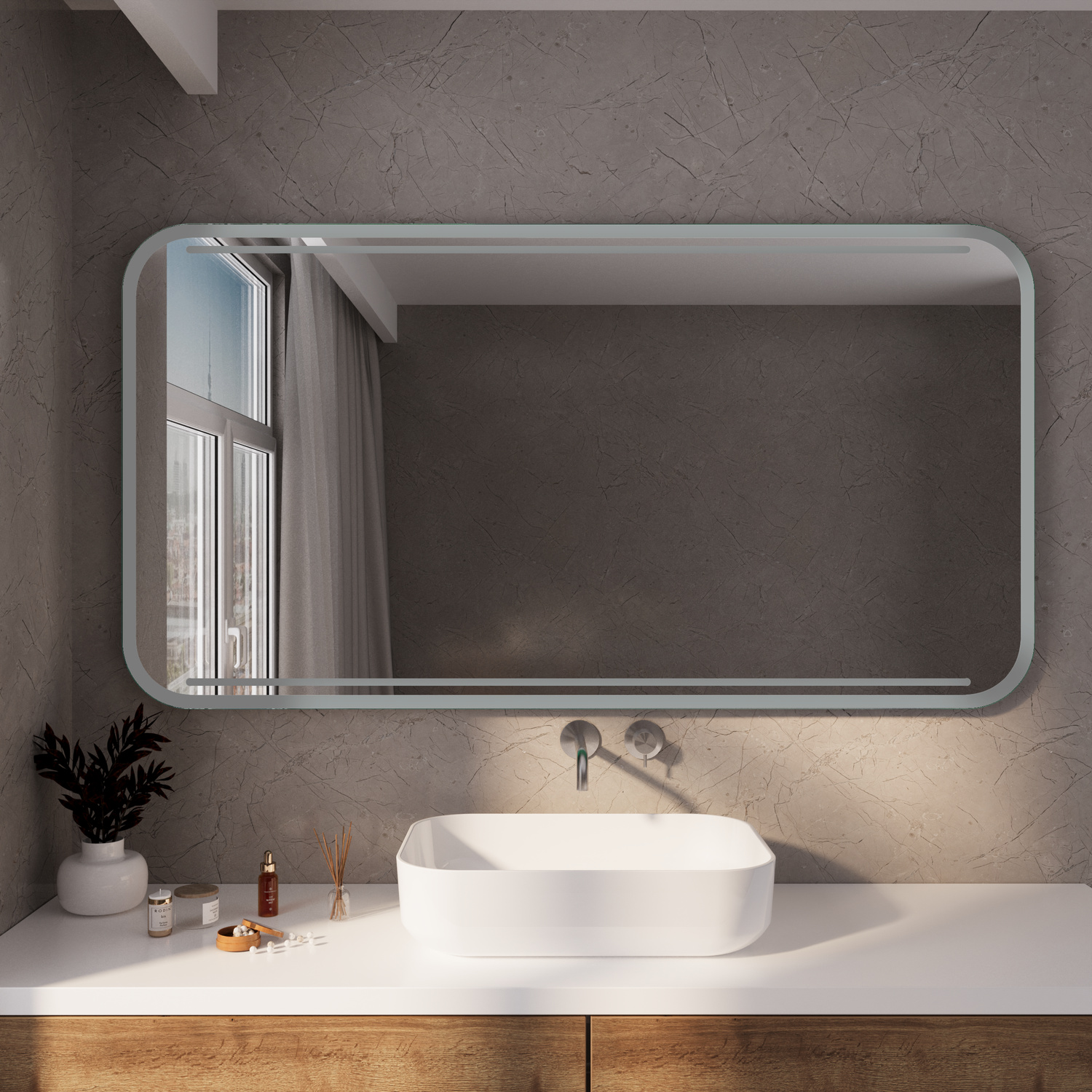 CALLAC RAD Wandspiegel ohne Beleuchtung mit abgerundeten Ecken, ovale weiße Aufsatzwaschbecken auf weißem Waschtisch, wandmontierte Armatur in Chrom, dunkelgraue Betonwand, minimalistische Dekoration, Fenster seitlich