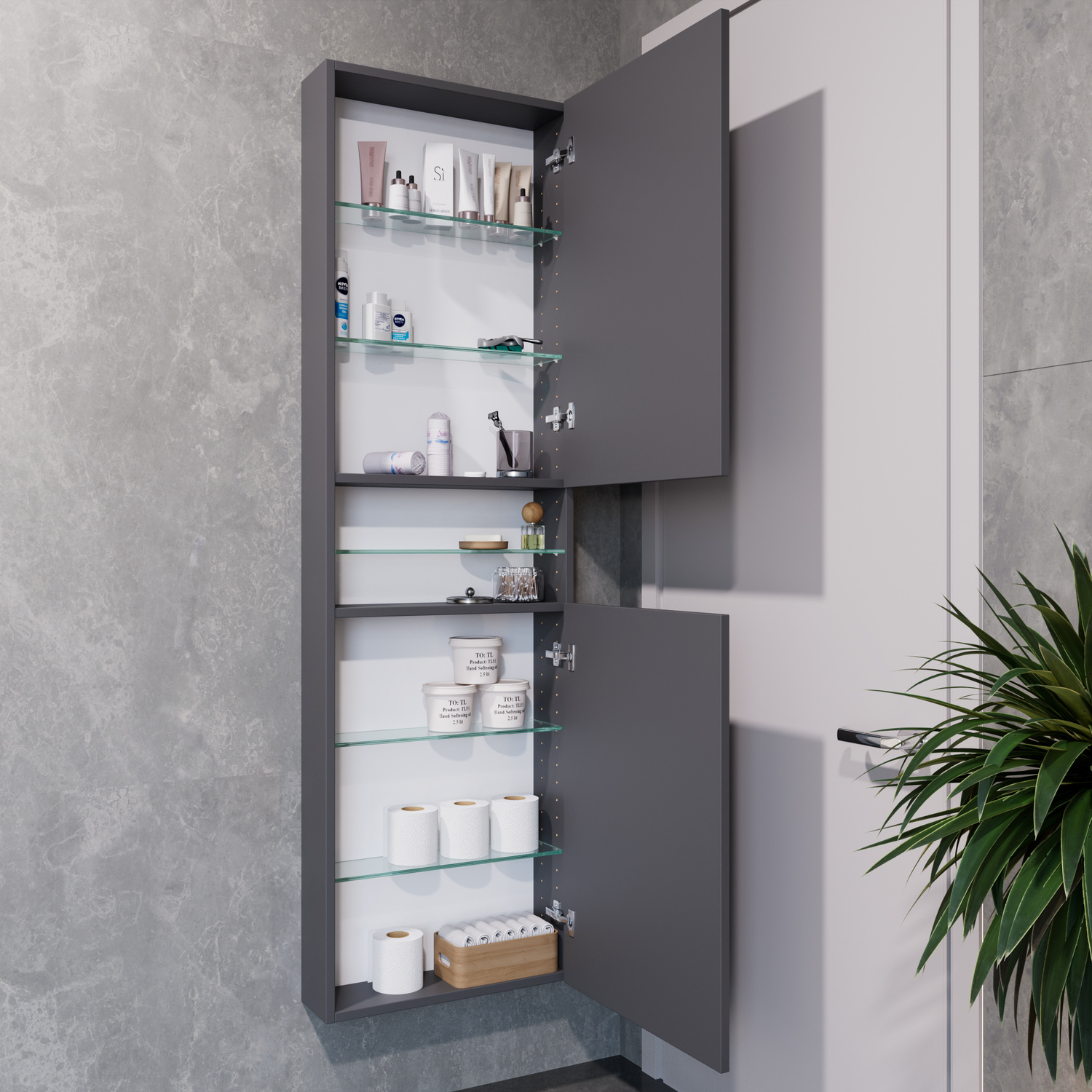 Geöffneter, platzsparender Hochschrank hinter der Tür mit Glasböden – ideal als schmaler Stauraum für kleine Badezimmer.