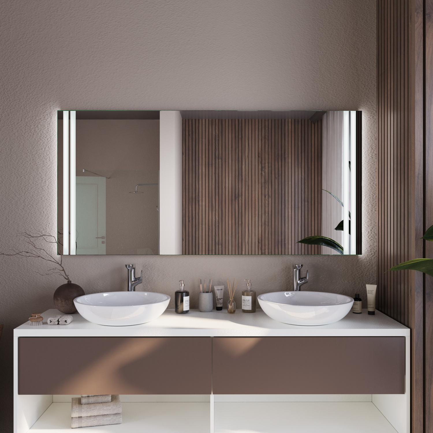 Porto Colom rechteckiger LED-Badspiegel mit eingeschalteten warmweißen vertikalen Lichtstreifen, 1500x1500 mm, über Doppelwaschtisch mit zwei weißen Aufsatzwaschbecken, taupefarbener Waschtisch mit Regalfach, modernes Bad