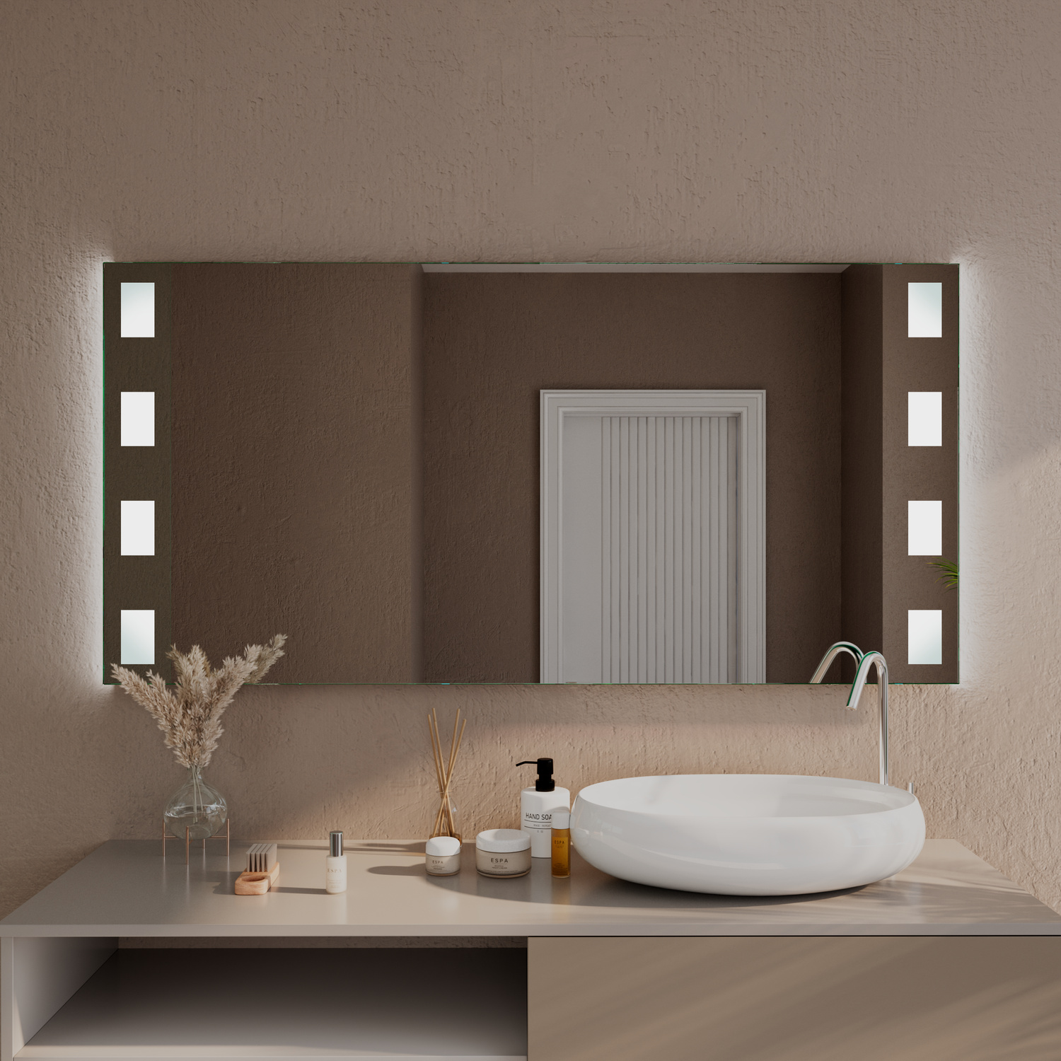 Troyes LED-Badspiegel eingeschaltet, 1500x1500 mm, rechteckiger Spiegel mit sechs warmweißen quadratischen LED-Feldern (je drei pro Seite) leuchtend an dunkelbrauner Wand, weißes ovales Aufsatzwaschbecken auf hellbeiger Platte mit offenen Regalen, goldene