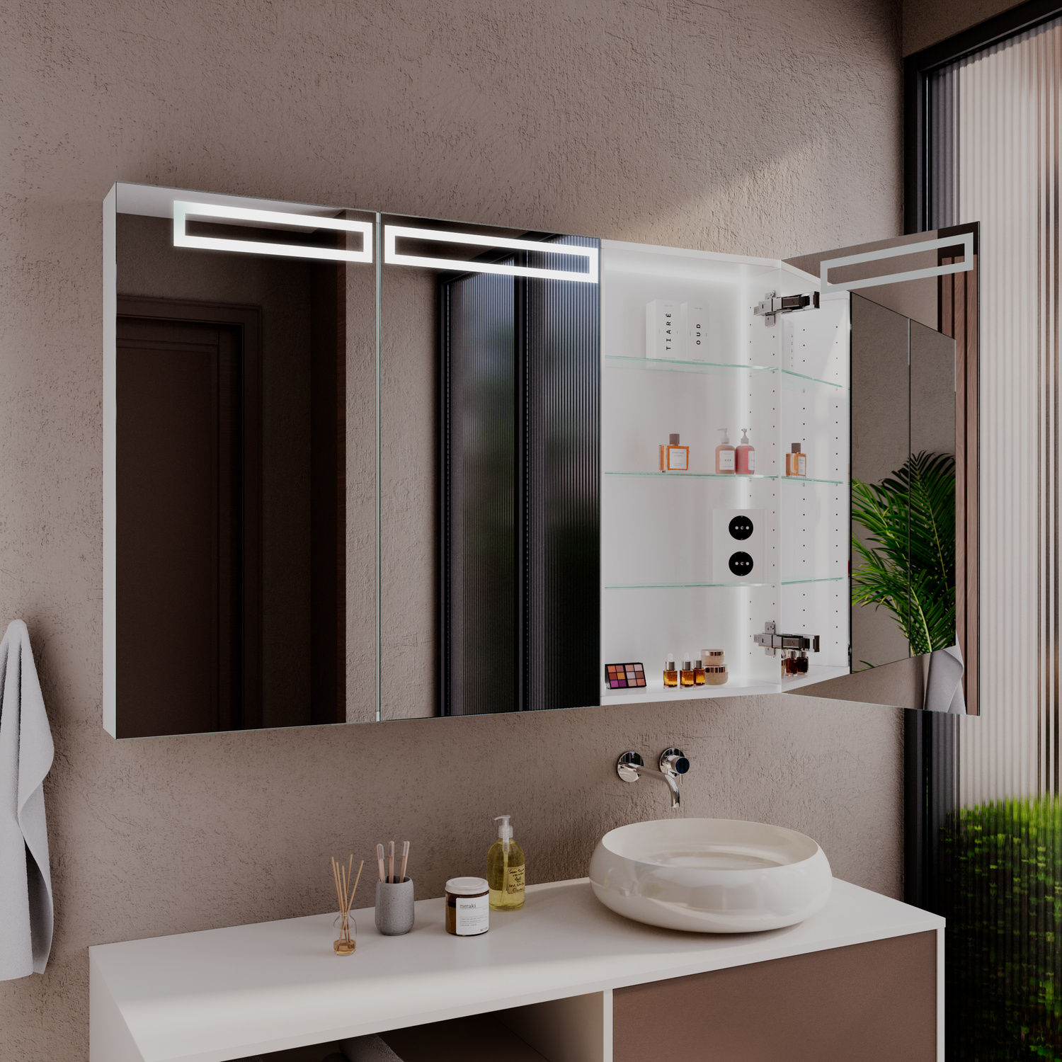 STAVANGER Spiegelschrank mit drei Türen, 1500x1500 mm, eingeschaltete LED-Beleuchtung in mittleren Türen, über beigem schwebenden Waschtisch mit weißem rundem Aufsatzwaschbecken, wandmontierte Armatur, modernes Bad mit beiger Wand und Fenster