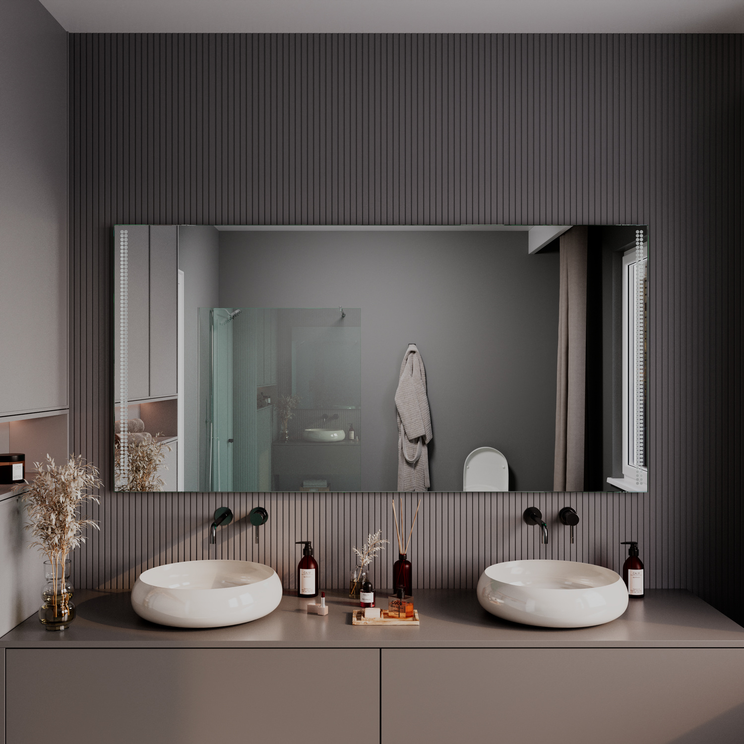 Courbev Badspiegel ausgeschaltet, 1500x1500 mm, Nahaufnahme mit rechteckigem Spiegel in silbernem Rahmen über Doppelwaschtisch, weiße ovale Aufsatzwaschbecken auf grau-beiger Platte, dunkelgraue geriffelte Wand, schwarze Armaturen, Glasdusche, modernes Ba