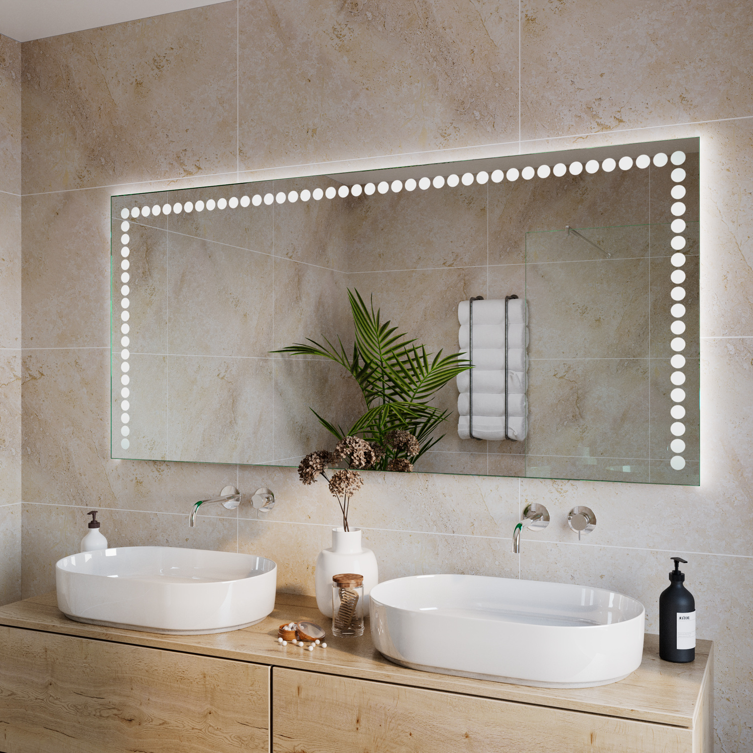 FLERS LED-Badspiegel in Seitenansicht mit eingeschalteter Beleuchtung, 1500x1500 mm, warmweiß leuchtende LED-Punktbeleuchtung rundum als Rahmen, über Holz-Doppelwaschtisch mit zwei ovalen Aufsatzwaschbecken, Wandarmaturen in Bronze, beige Natursteinfliese