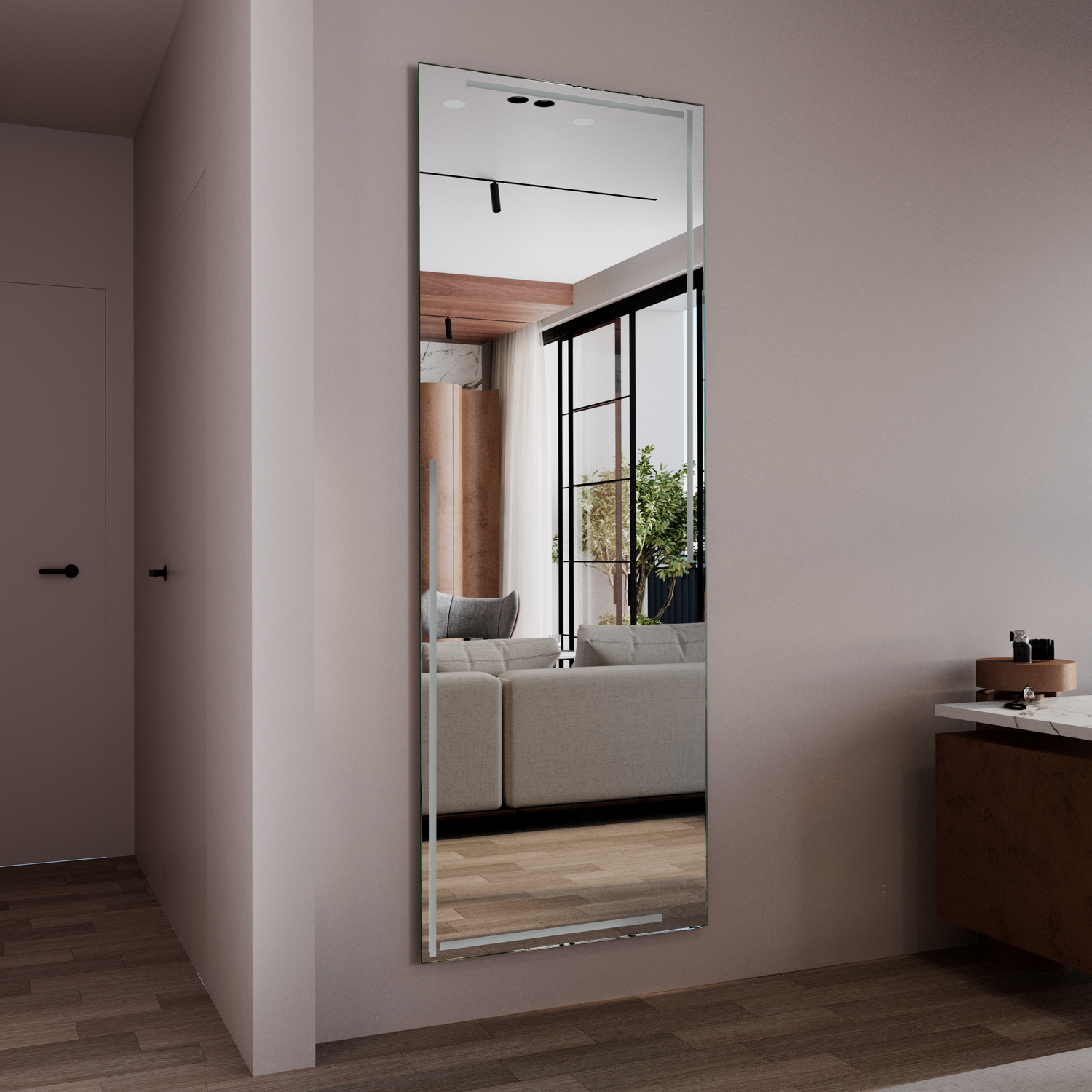 GENOVA Ganzkörper-Badspiegel aus seitlicher Perspektive, 1500x1500 mm, ausgeschaltet, horizontale Satinglasstreifen, wandmontiert in modernem Raum mit rosa-beigen Wänden, Holzboden, Spiegelung zeigt hellen Raum mit Fenstern