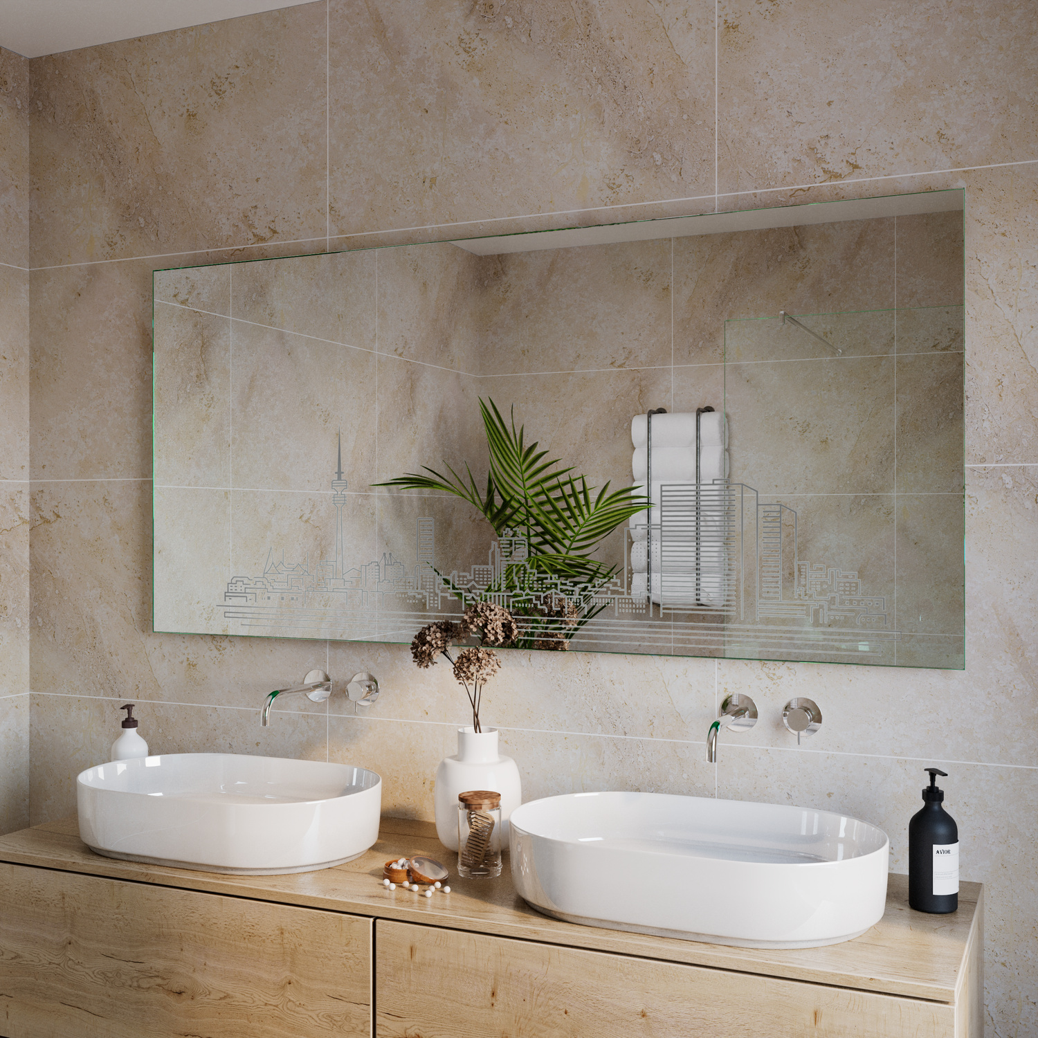 SKYMNCHEN1 rechteckiger LED-Badspiegel mit ausgeschalteter Beleuchtung, 1500x1500 mm, seitliche Perspektive, über zwei weißen ovalen Aufsatzwaschbecken auf Holzwaschtisch, modernes Bad mit beiger Steinwand, Grünpflanze in Vase, Kerzen und Wandarmaturen