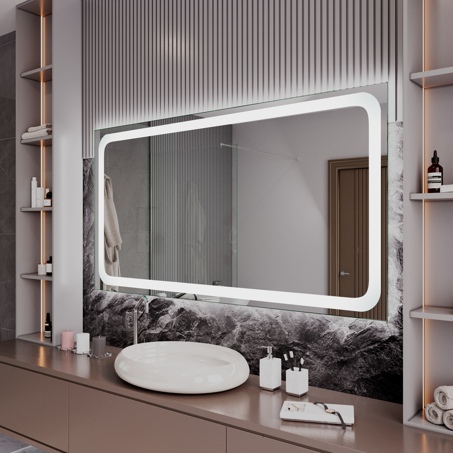 PAVIA Badspiegel in Seitenansicht mit eingeschalteter LED-Beleuchtung, 1500x1500 mm, warmweißer Lichtrahmen mit abgerundeten Ecken leuchtend, über weißem ovalem Waschbecken auf dunklem Waschtisch mit Marmorplatte, schwarze Wandpaneele, Kupferregale, Luxus