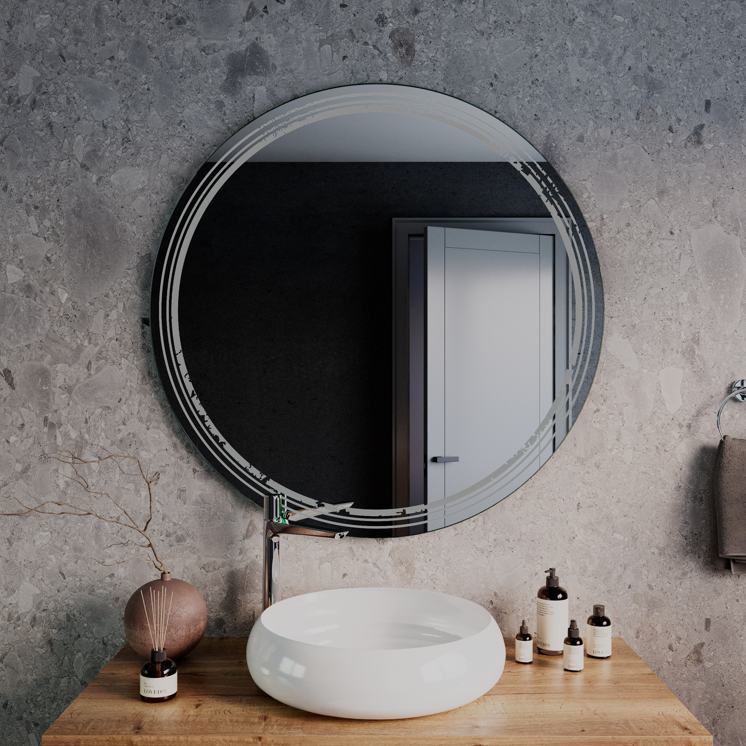 Runder Wandspiegel LDR504 mit dekorativem schwarzem Rahmen ausgeschaltet, Nahaufnahme, montiert über weißem Waschbecken auf Holzkonsole mit Deko-Objekten, Betonwand-Optik, moderne Badezimmereinrichtung, minimalistisches Design