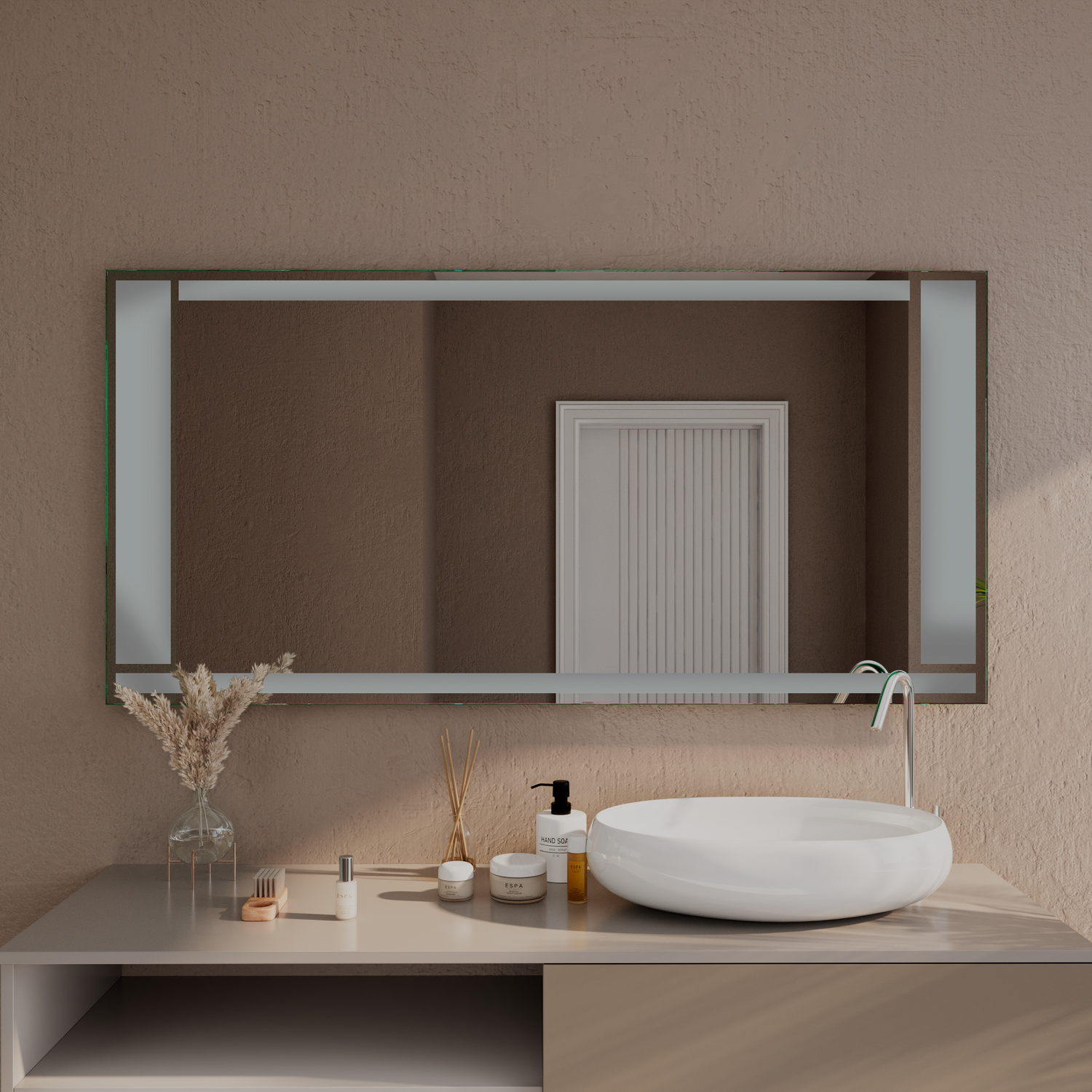 CASERTA rechteckiger LED-Spiegelschrank mit Seitenspiegeln und ausgeschalteter Beleuchtung, 1500x1500 mm, über weißem Aufsatzwaschbecken auf beigem Waschtisch, elegantes Bad mit brauner Nische, Trockenblumen und goldener Armatur