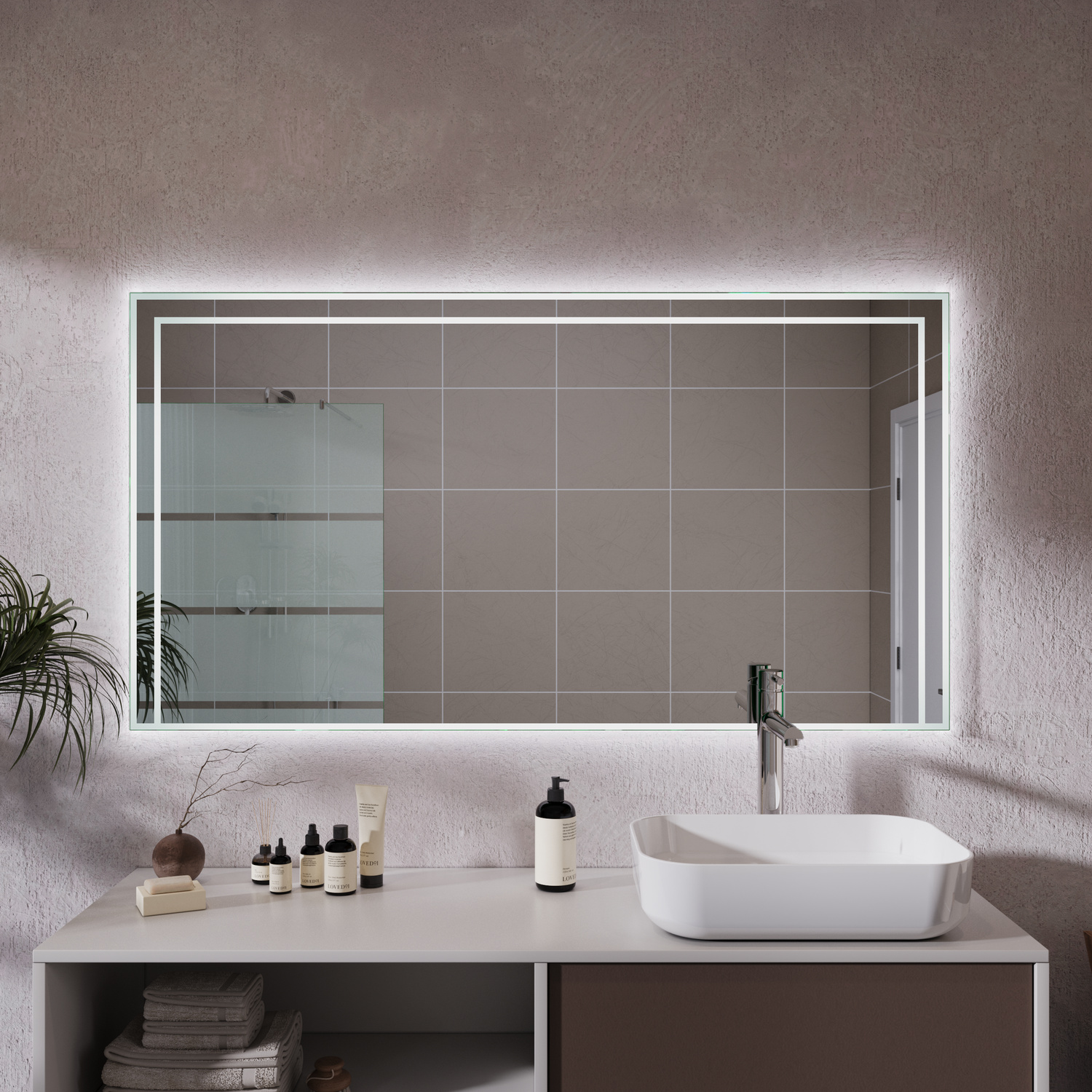 MATERA Badspiegel mit eingeschalteter LED-Beleuchtung, 1500x1500 mm, warmweißer Lichtrahmen rundum leuchtend, über weißem rechteckigem Waschbecken auf hellem Waschtisch, graue Wand, offene Regale, Pflanze, Schiebetür, modernes minimalistisches Baddesign