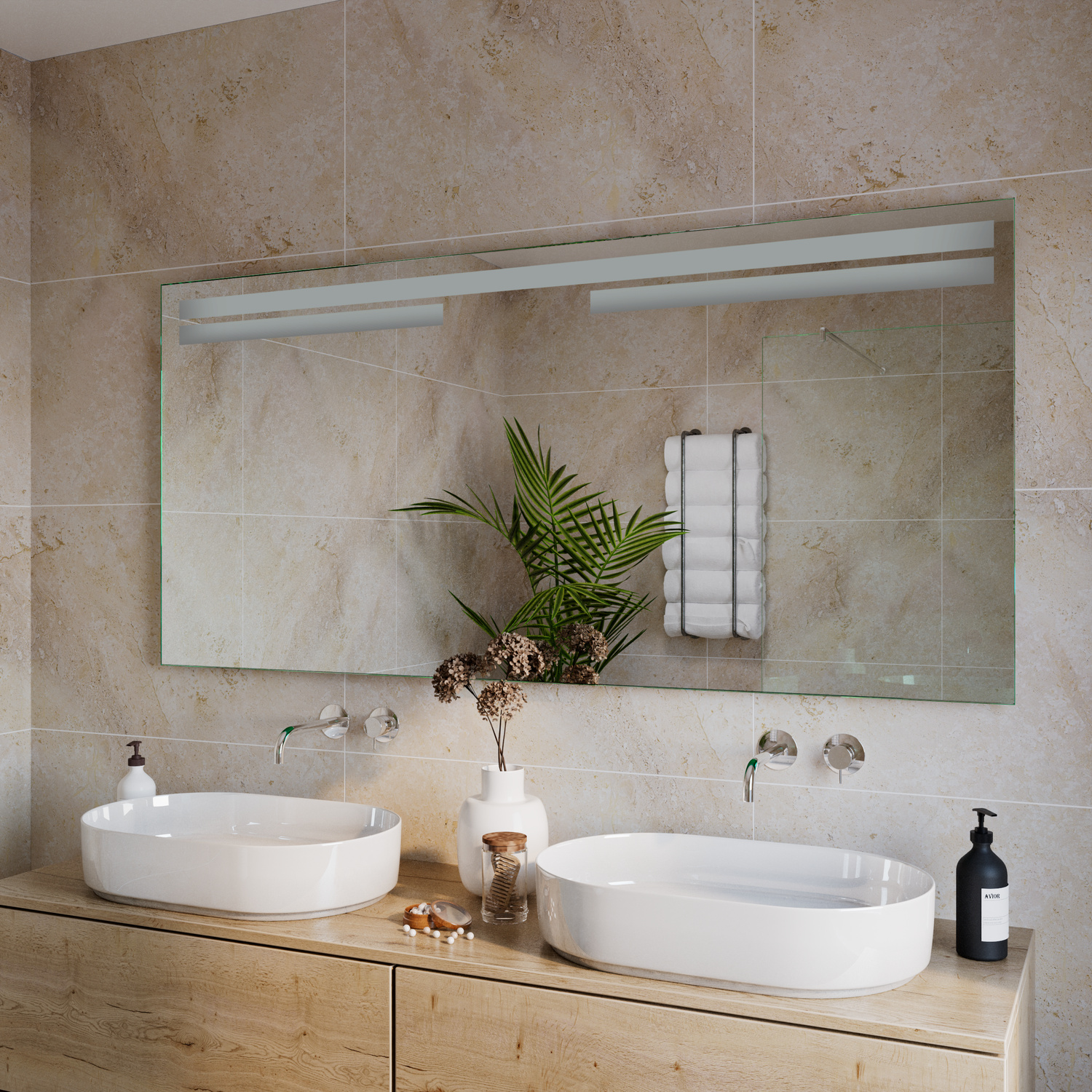 SALOU rechteckiger LED-Badspiegel mit hellem Holzrahmen und ausgeschalteter Beleuchtung, 1500x1500 mm, über Holzwaschtisch mit zwei weißen ovalen Aufsatzwaschbecken, schwarze wandmontierte Armaturen, beige Fliesenwand, natürliches Bad, Seitenansicht