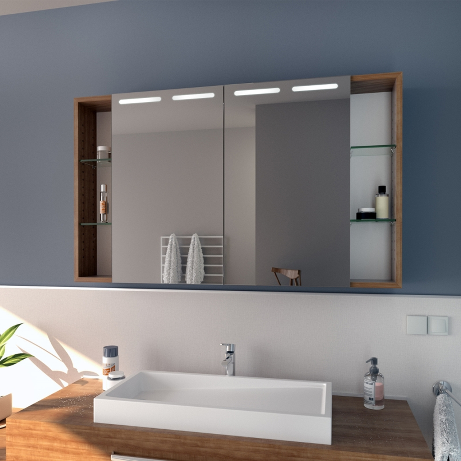 ARVIK Spiegelschrank mit LED-Beleuchtung in seitlicher Ansicht, Holzregale in Nussbaum mit Glasböden, weißer rechteckiger Waschtisch auf Holzplatte, schwarze Armaturen, minimalistische Badezimmereinrichtung, Zimmerpflanze