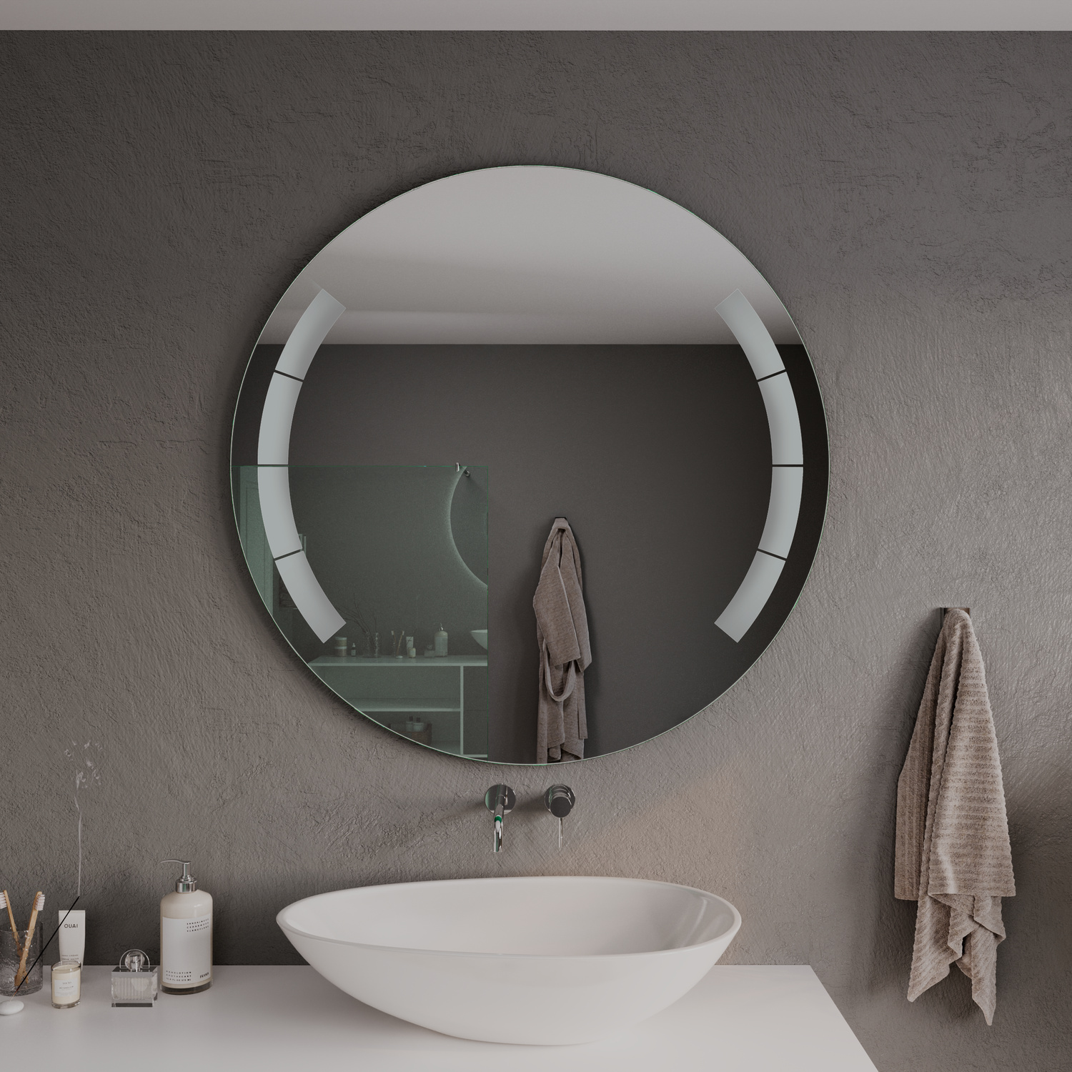 ASAN runder LED-Badspiegel mit ausgeschalteter Beleuchtung, 1500x1500 mm, nahe Perspektive, über weißem Aufsatzwaschbecken mit Wandarmatur, modernes Bad mit dunkelgrauer Wand, Handtüchern, Kerzen und minimalistischer Dekoration