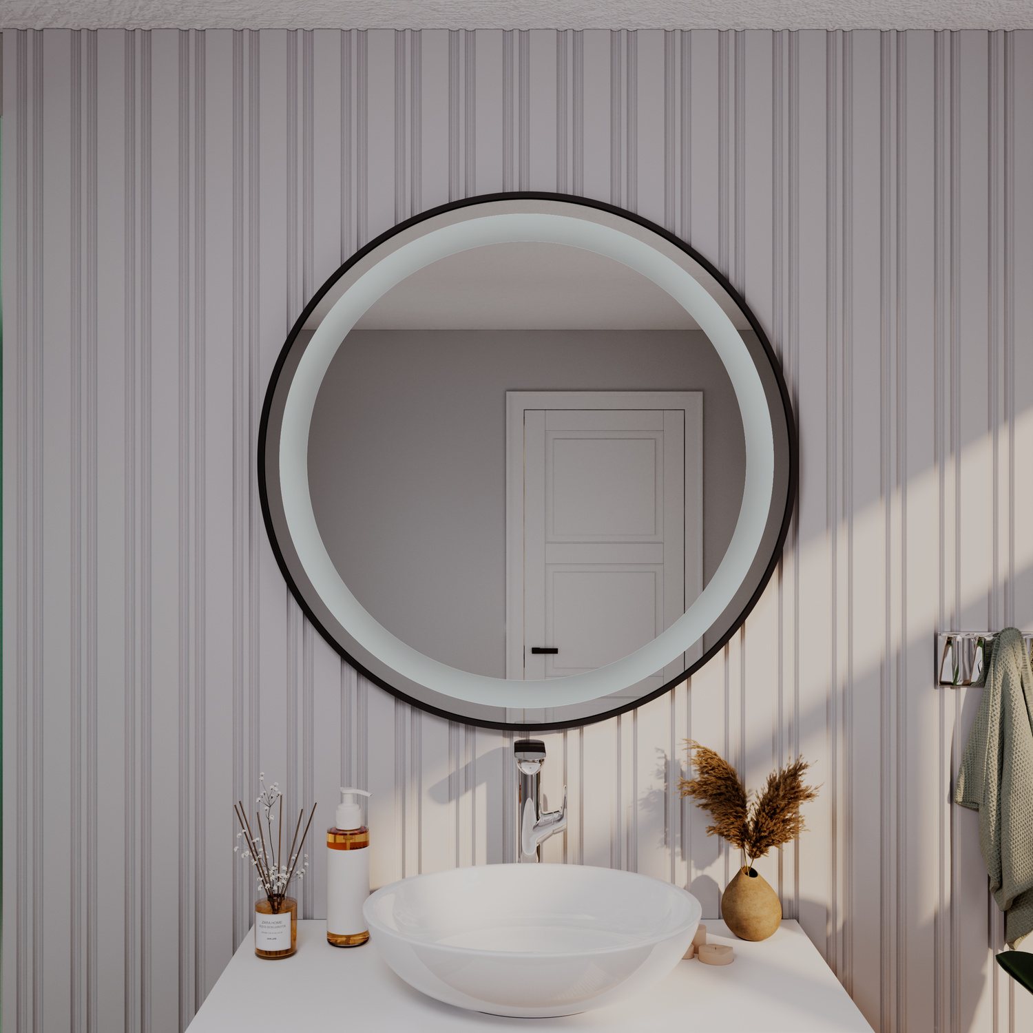 Runder Badspiegel Azor mit schwarzem Rahmen in Nahaufnahme mit ausgeschalteter Beleuchtung über einem weißen Aufsatzwaschbecken in einem Badezimmer mit strukturierter WandgestaltungRetry