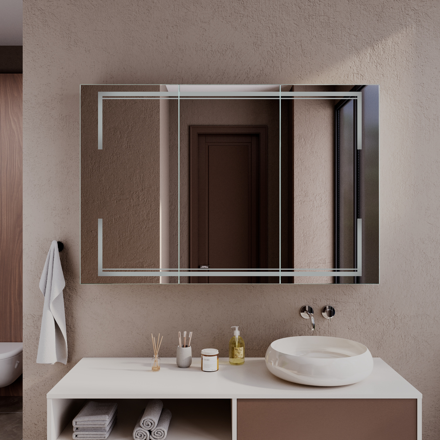 ARENDAL Spiegelschrank 150x150 cm unbeleuchtet in Schrägansicht, dreifach verspiegelt mit Schiebetüren, über weißem Waschtisch mit offenem Regalfach und Goldarmatur in modernem Badezimmer