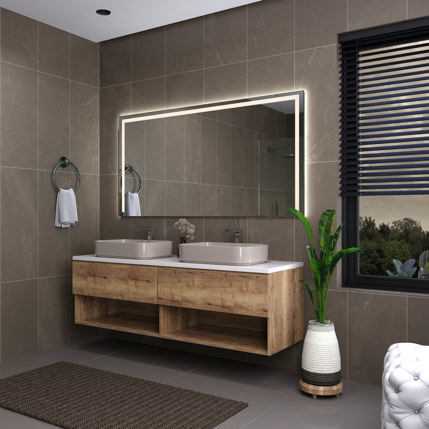 Holga Wandspiegel mit umlaufender LED-Beleuchtung in seitlicher Ansicht, weißes rechteckiges Aufsatzwaschbecken auf Holzwaschtisch mit offenen Fächern, schwarze Armatur, dunkelgraue Fliesenwand, Badewanne, Zimmerpflanzen, Fenster mit Jalousie