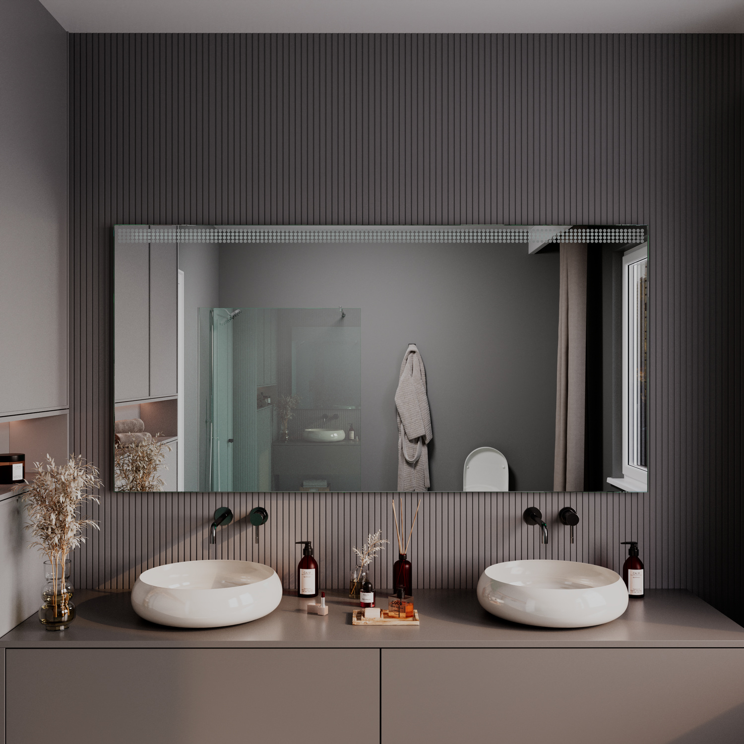 POINTIERS LED-Badspiegel in Nahaufnahme mit ausgeschalteter Beleuchtung, 1500x1500 mm, LED-Punktbeleuchtung als Rahmen, über beigem Doppelwaschtisch mit zwei runden Aufsatzwaschbecken, schwarze Wandarmaturen, dunkelgraue Lamellenwand, modernes Bad mit Dek