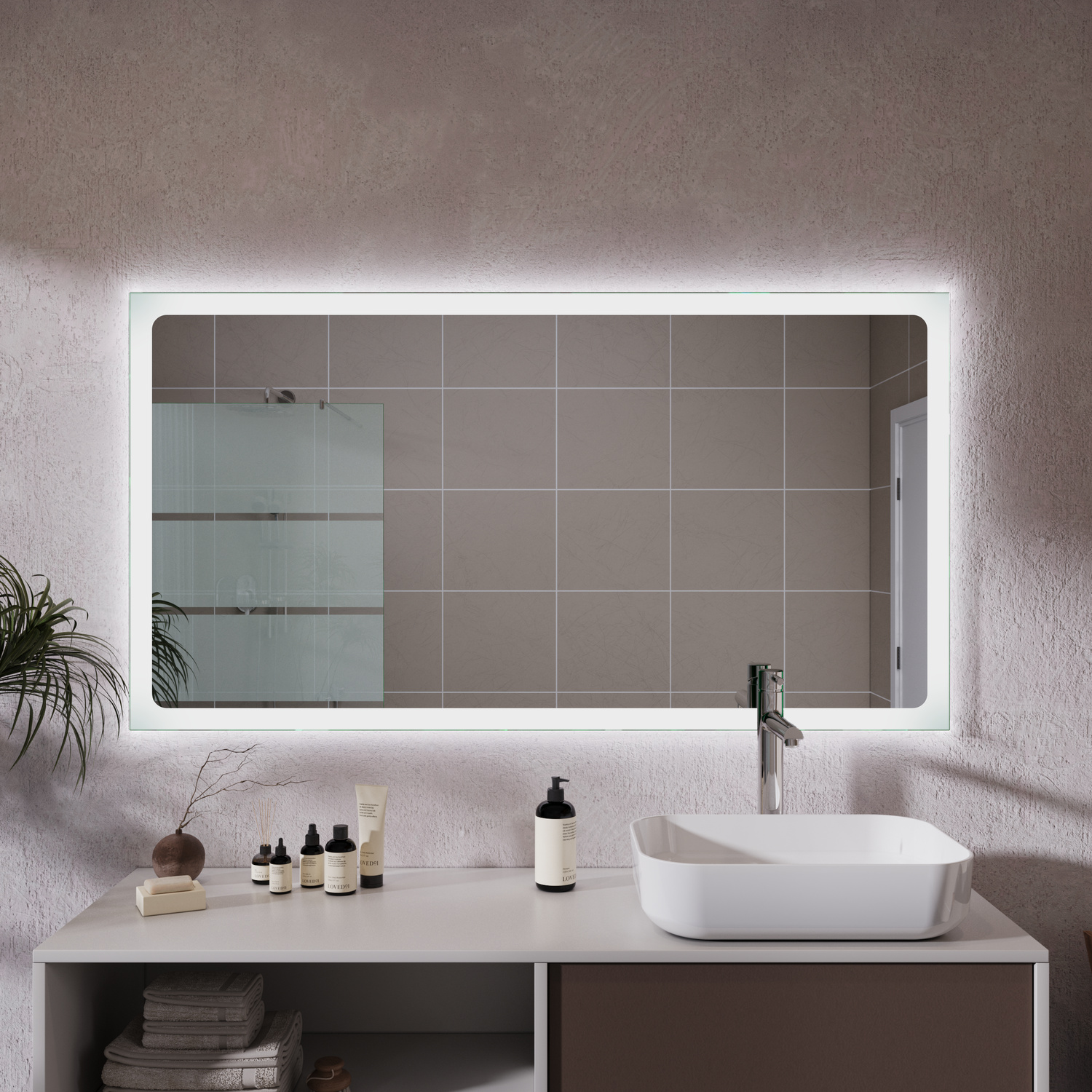 TRAPANI rechteckiger LED-Badspiegel mit breitem weißem Rahmen und Glasregalen, 1500x1500 mm, eingeschaltete warmweiße LED-Beleuchtung im Rahmen leuchtend, über modernem Waschtisch mit weißem ovalem Waschbecken, schwarzer Armatur, rosa Fliesen, Grünpflanze