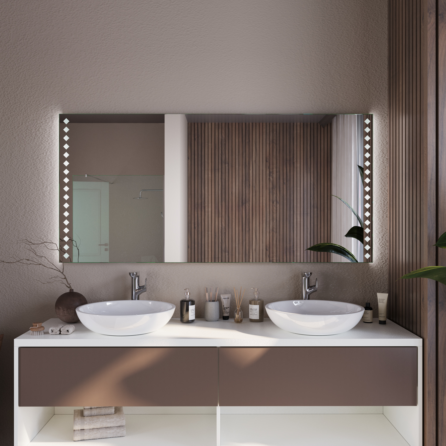 Wandspiegel Provence mit eingeschalteten seitlichen LED-Leisten, montiert über Doppelwaschtisch mit zwei weißen Aufsatzwaschbecken, beige Unterschrank, geriffelte Holzwand, modernes Doppelbadezimmer