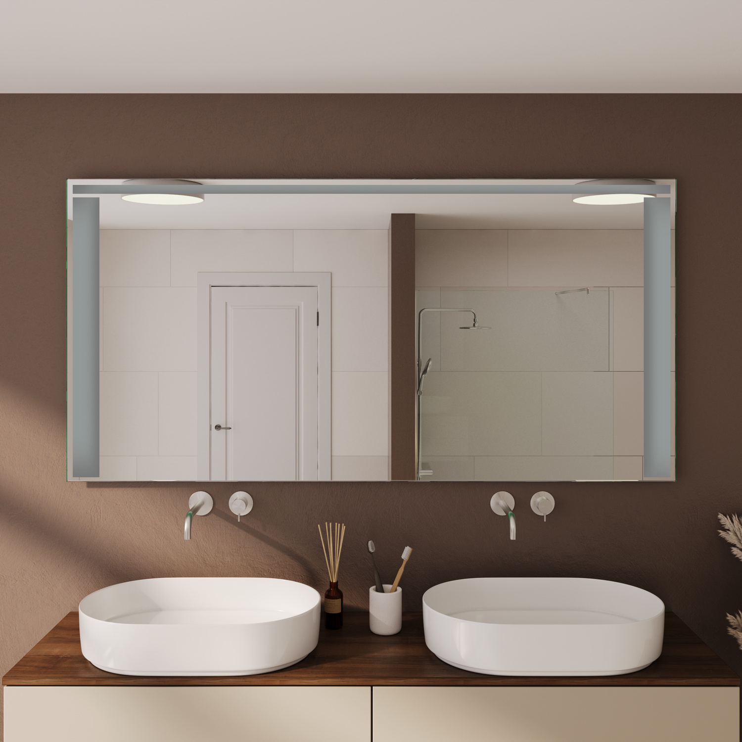 Loreno Badspiegel-Set ausgeschaltet, 1500x1500 mm, Nahaufnahme von zwei rechteckigen Spiegeln über Holzwaschtisch mit weißen ovalen Aufsatzwaschbecken, dunkelbraune Wand, Wandarmaturen, minimalistisches modernes Badezimmer