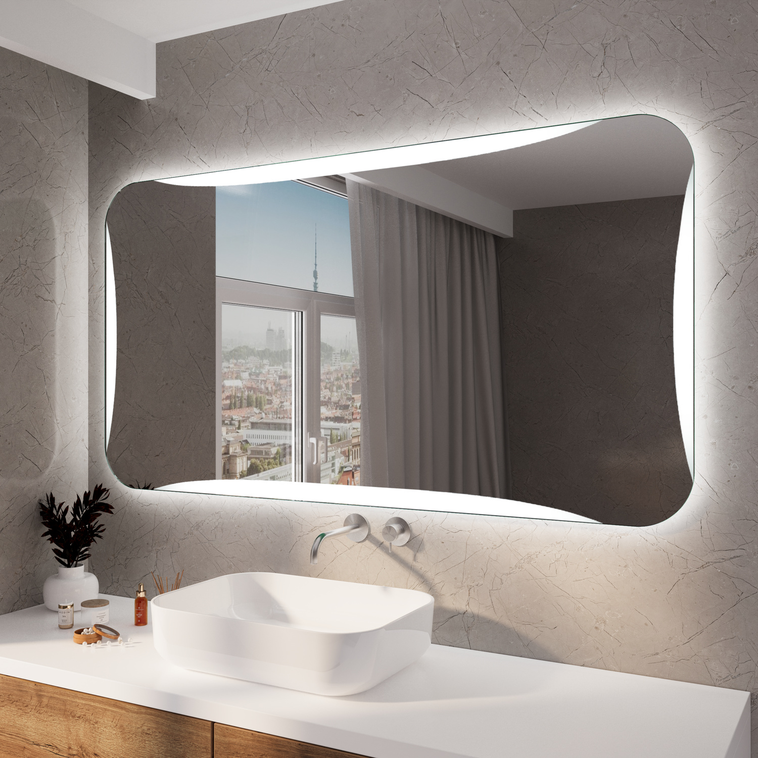 GUARDA RAD LED-Badspiegel mit eingeschalteter Beleuchtung, 1500x1500 mm, rechteckig mit abgerundeten Ecken und leuchtendem LED-Lichtrahmen, über weißem rundem Aufsatzwaschbecken auf weißem Waschtisch, graue Wand, Fenster mit Stadtblick, moderne Armatur