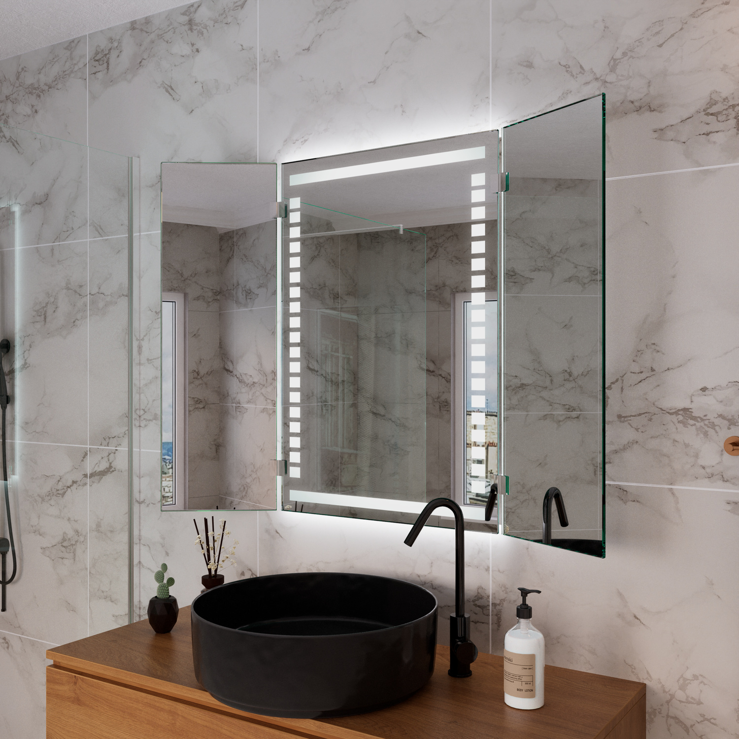 RECIFE LED-Badspiegel mit eingeschalteter Beleuchtung, 1500x1500 mm, leuchtende warmweiße horizontale Kristallstreifen am oberen Rand, horizontaler Lichtbalken und vertikale Lichtleisten, seitliche Ansicht über Holzwaschtisch mit schwarzem rundem Aufsatzw