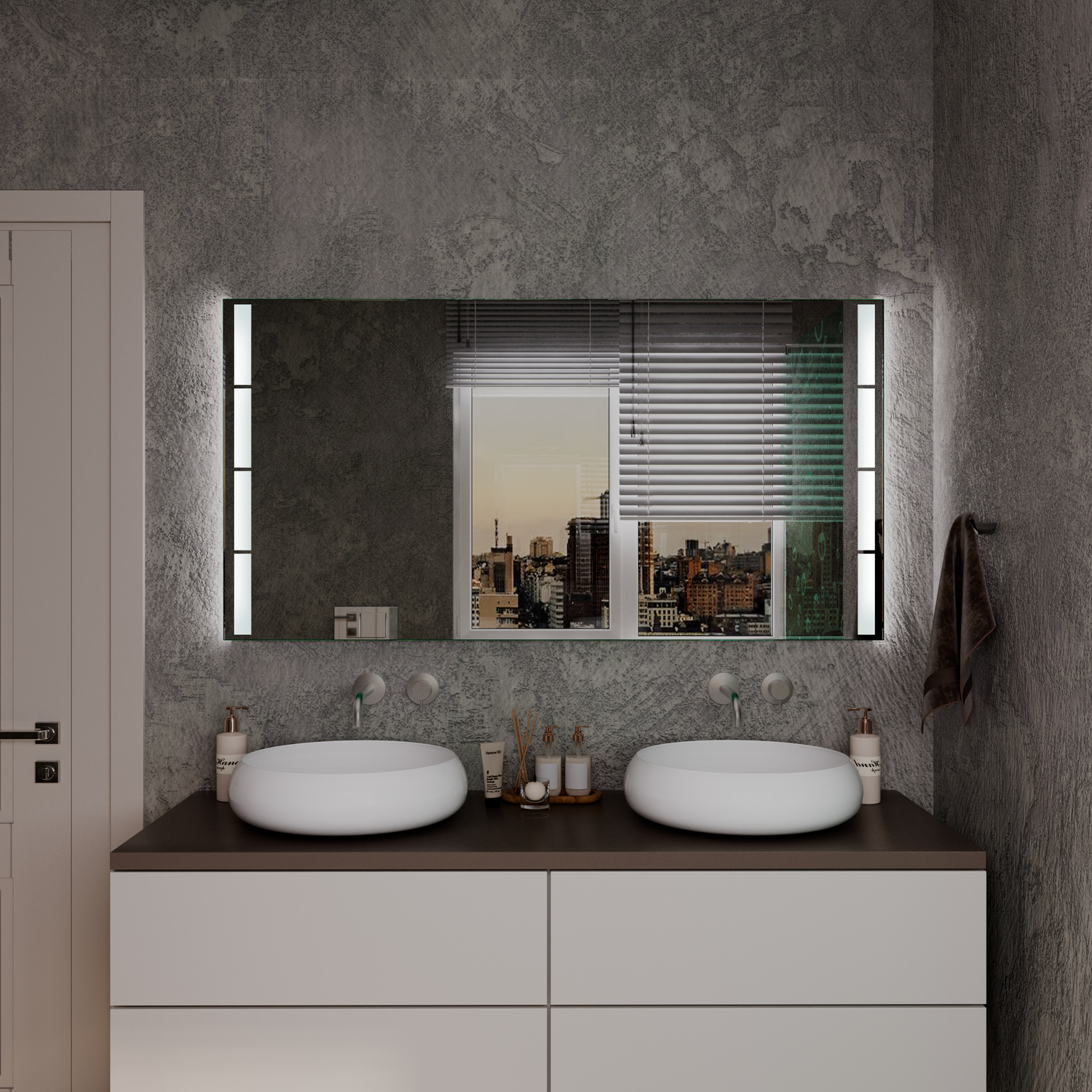 Badspiegel Portals Nous mit eingeschalteten seitlichen LED-Leisten, schwarzer Rahmen, über Doppelwaschtisch mit zwei weißen Aufsatzwaschbecken, grauer Marmor-Unterschrank, dunkelgraue Betonwand-Optik, Holztür, minimalistisch