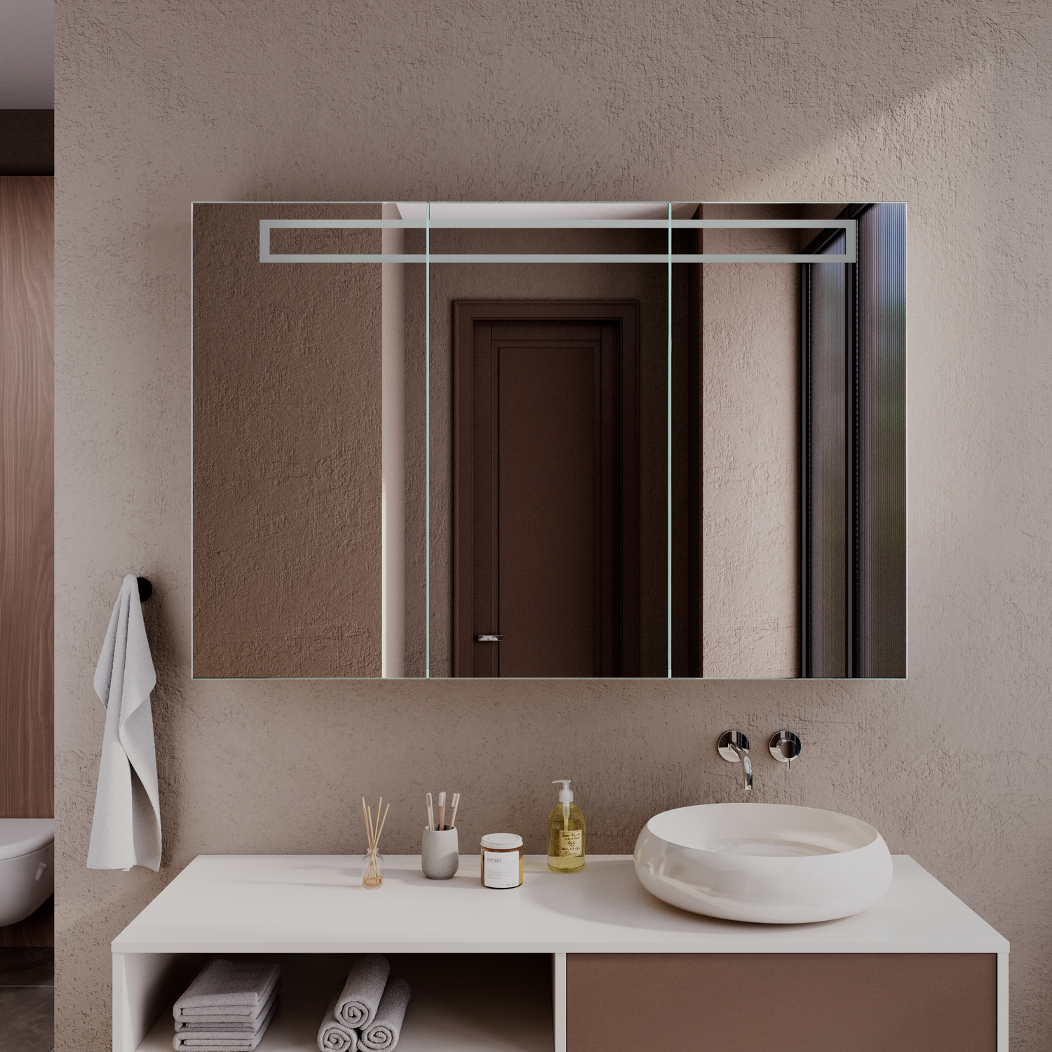 AARHUS rechteckiger LED-Spiegelschrank mit ausgeschalteter Beleuchtung, 1500x1500 mm, nahe Perspektive, über weißem Aufsatzwaschbecken auf weißem Waschtisch mit offenem Regalfach, modernes Bad mit beiger Wand, Wandarmatur in Gold und weißem Handtuch