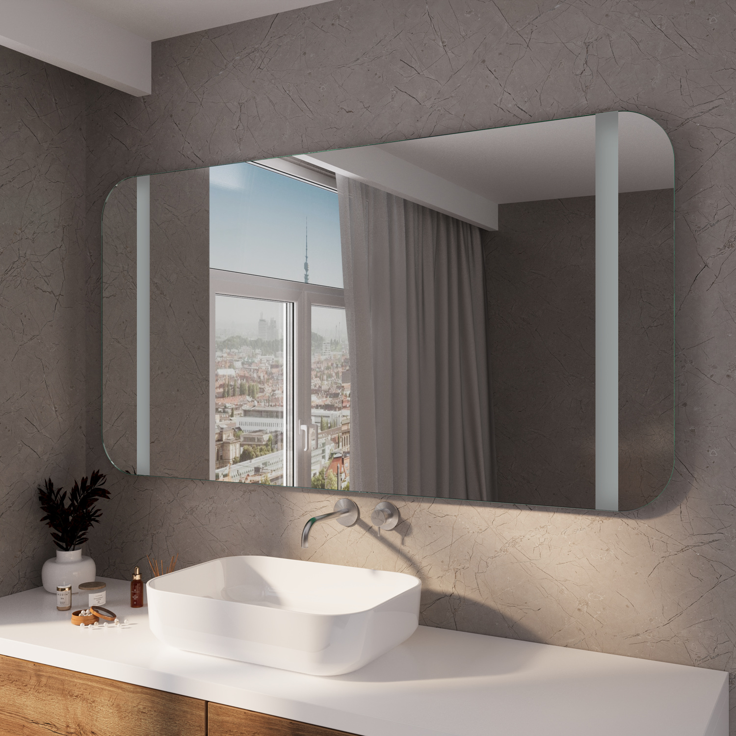PALEE RAD Badspiegel ausgeschaltet, 1500x1500 mm, rechteckiger Spiegel mit abgerundeten Ecken in silbernem Rahmen an dunkelgrauer Wand, weißes rundes Aufsatzwaschbecken auf weißer Platte, goldene Armatur, großes Fenster mit Vorhang, Pflanze, modernes eleg