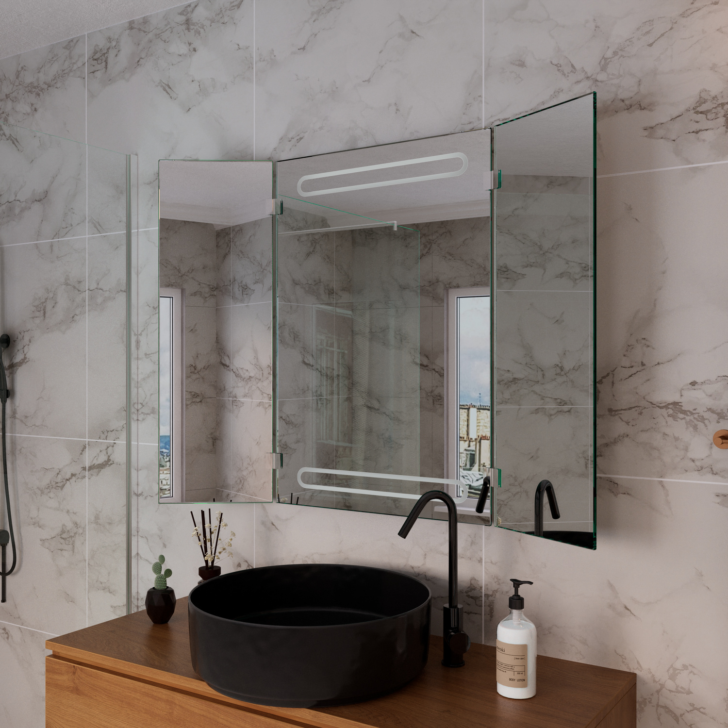 MANAUS Badspiegel in Seitenansicht ohne Beleuchtung, 1500x1500 mm, ausgeschaltete LED-Leiste oben sichtbar, über schwarzem rundem Waschbecken auf Holzwaschtisch, Marmorwand, schwarze Armaturen, minimalistisches Bad, Tageslicht