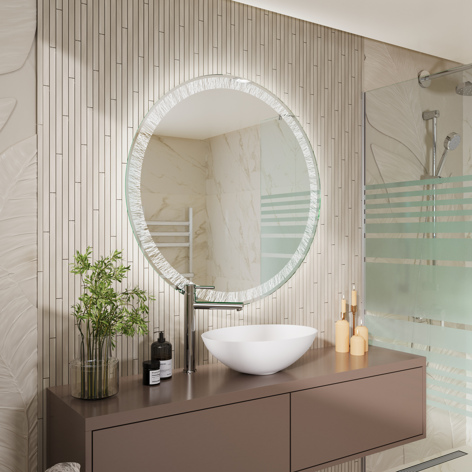 LDR507 LED-Badspiegel eingeschaltet, 1500x1500 mm, Seitenansicht mit ovalem Spiegel mit warmweißer umlaufender LED-Rahmenbeleuchtung an hellbrauner gerillter Wand über braunem Waschtisch, weißes ovales Aufsatzwaschbecken, schwarze Armatur, Pflanzen, Glasd